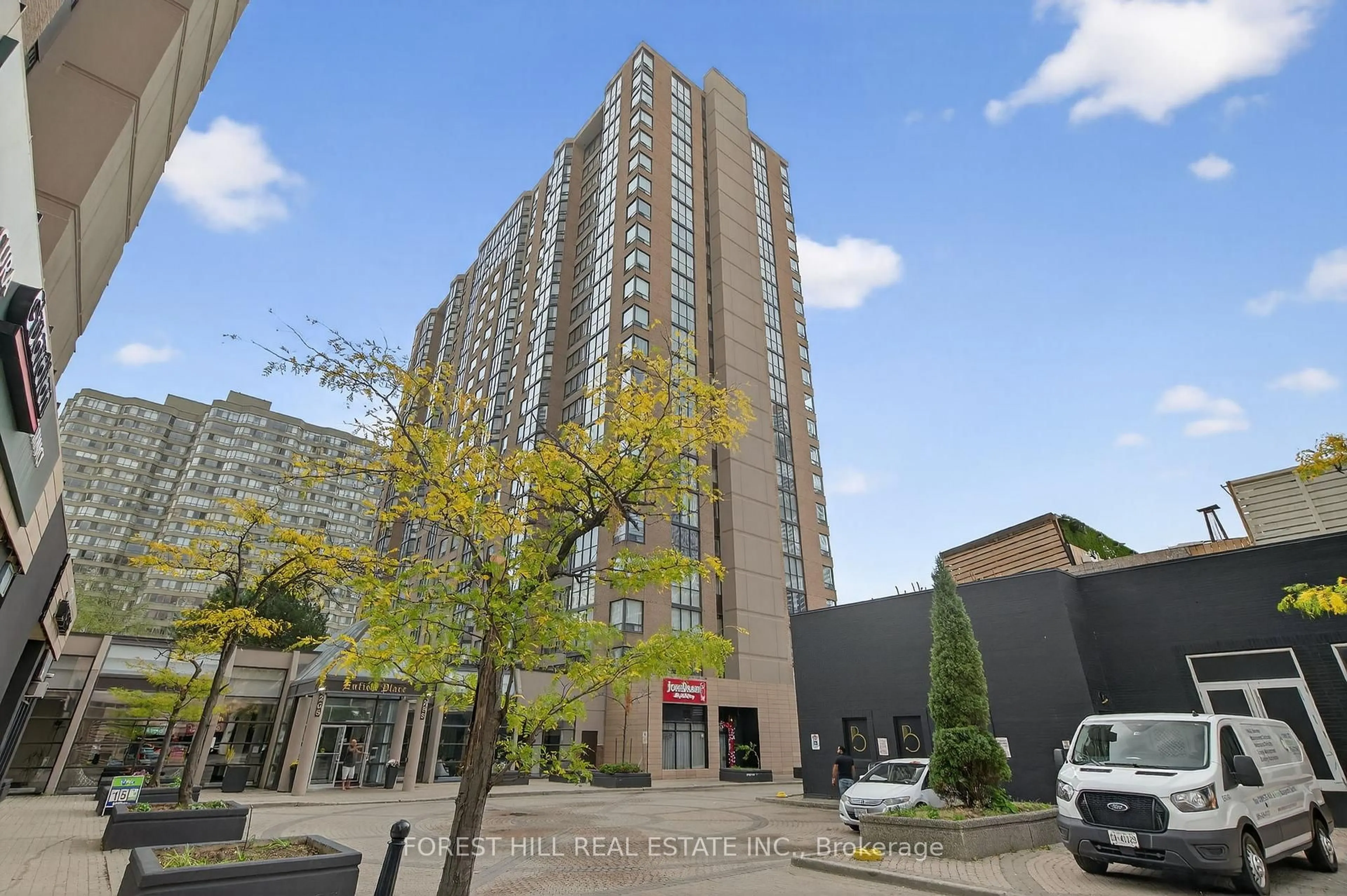 Patio, building for 285 Enfield Pl #210, Mississauga Ontario L5B 3Y6