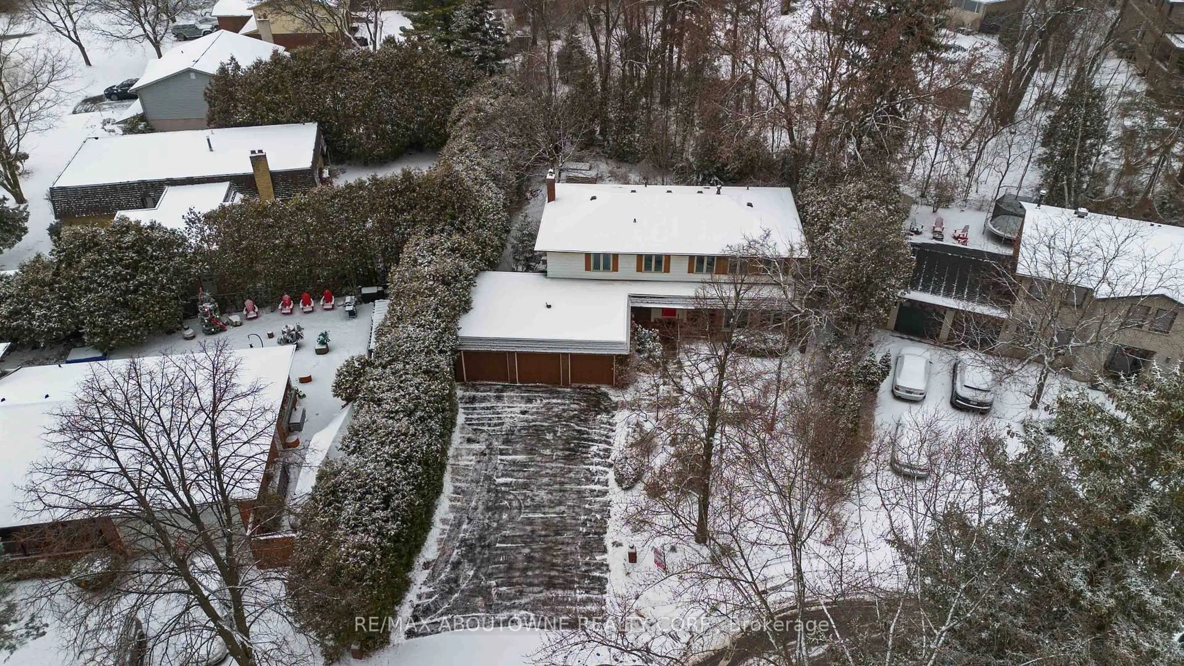 A pic from outside/outdoor area/front of a property/back of a property/a pic from drone, unknown for 1087 Tanglewood Crt, Oakville Ontario L6L 5H6