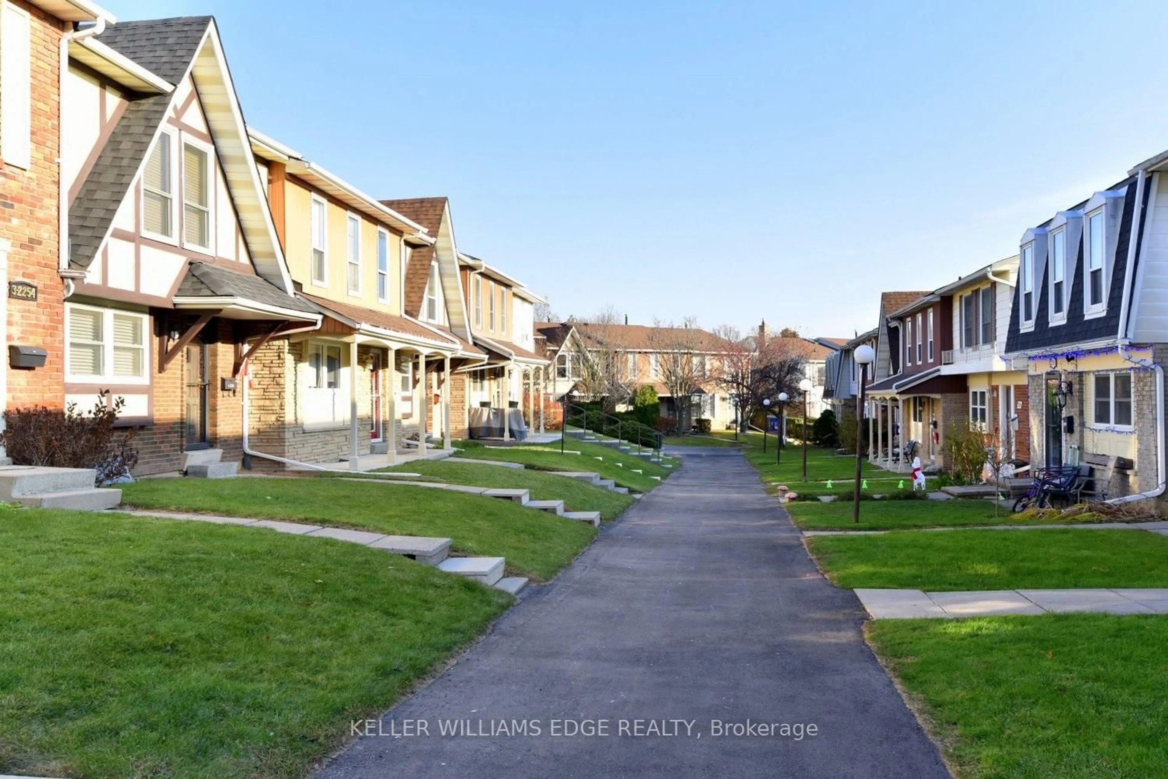 Patio, street for 2254 Upper Middle Rd #6, Burlington Ontario L7P 2Z9