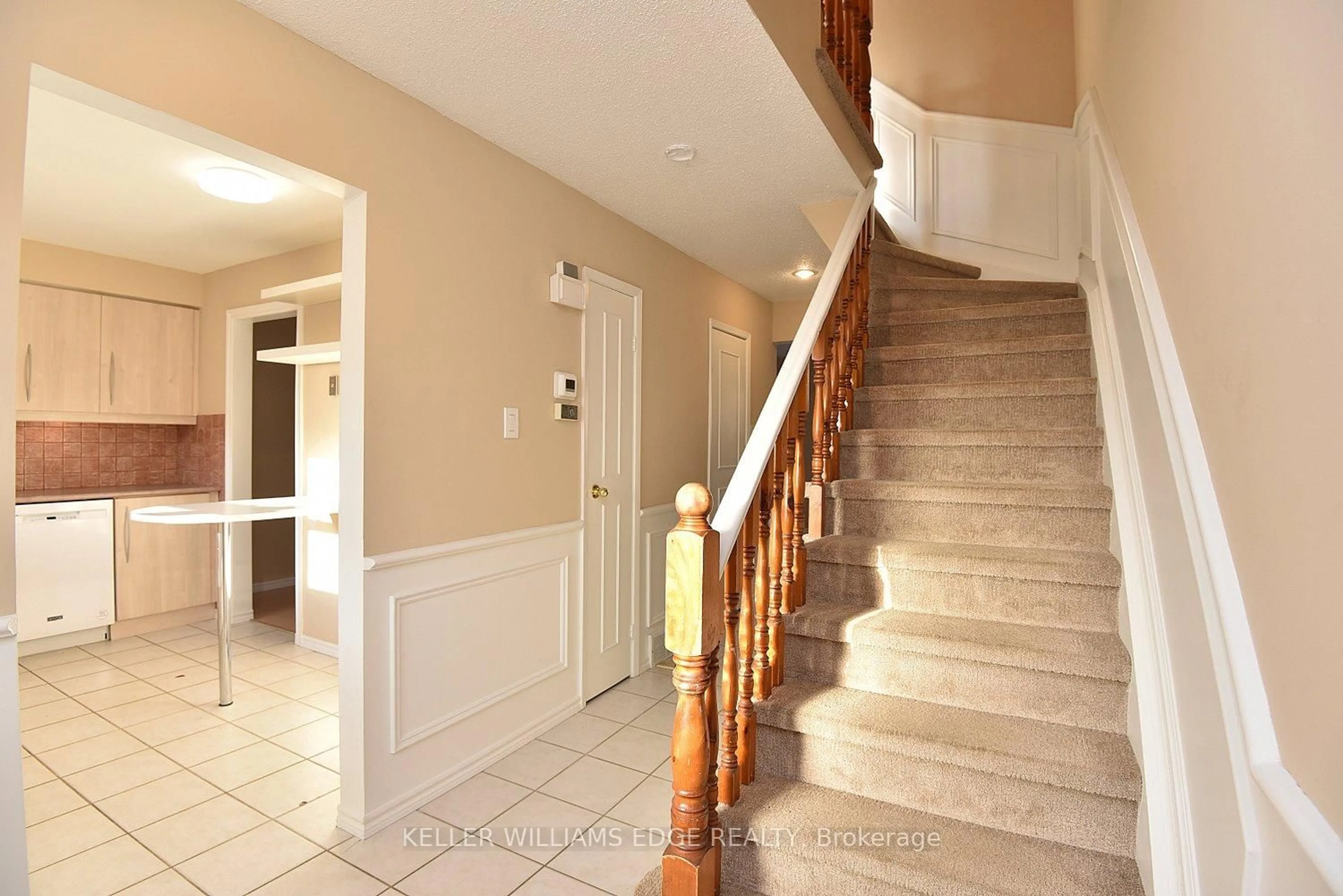 Indoor foyer for 2254 Upper Middle Rd #6, Burlington Ontario L7P 2Z9