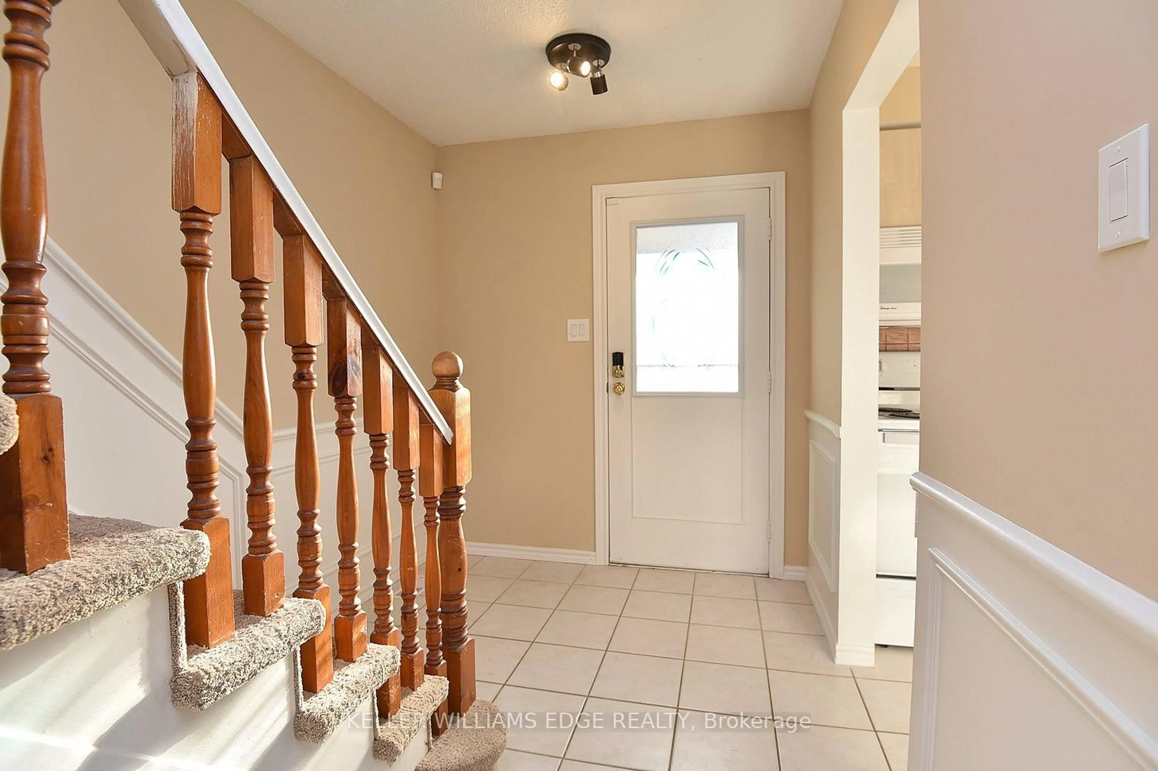 Indoor entryway for 2254 Upper Middle Rd #6, Burlington Ontario L7P 2Z9