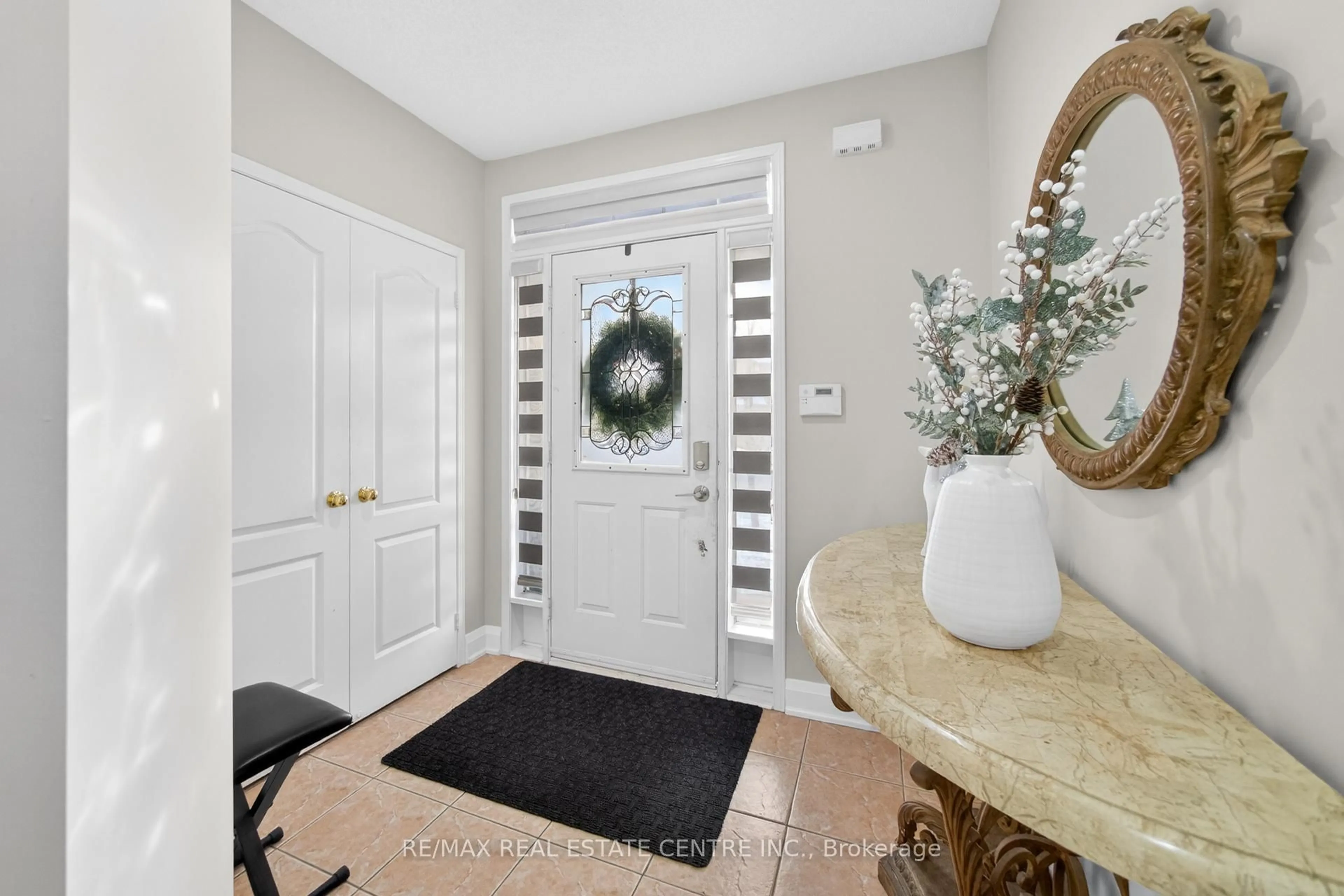 Indoor entryway for 41 Sunnyview Rd, Brampton Ontario L7A 3E4