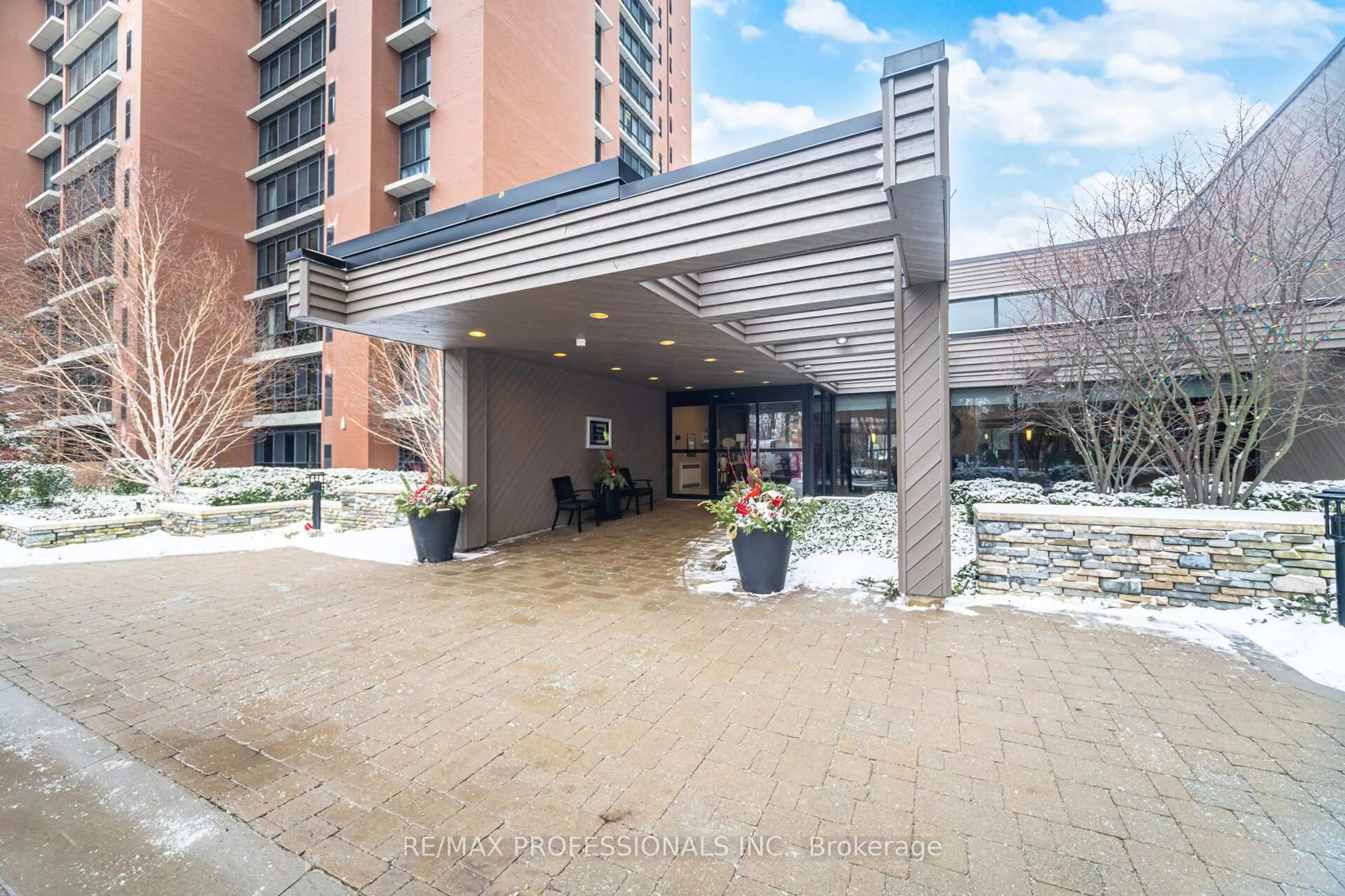 Indoor foyer for 1400 Dixie Rd #305, Mississauga Ontario L5E 3E1