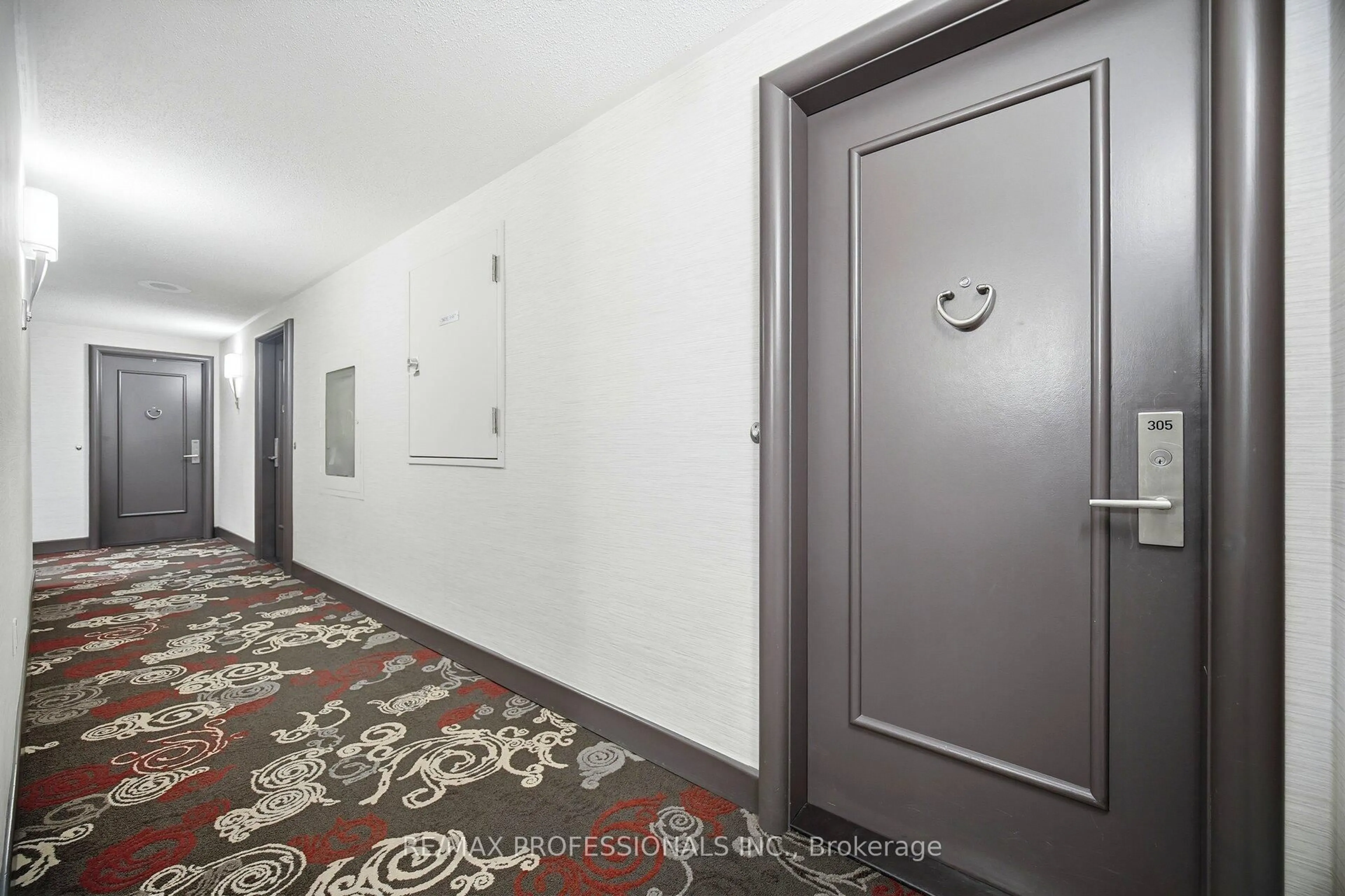 Indoor foyer for 1400 Dixie Rd #305, Mississauga Ontario L5E 3E1