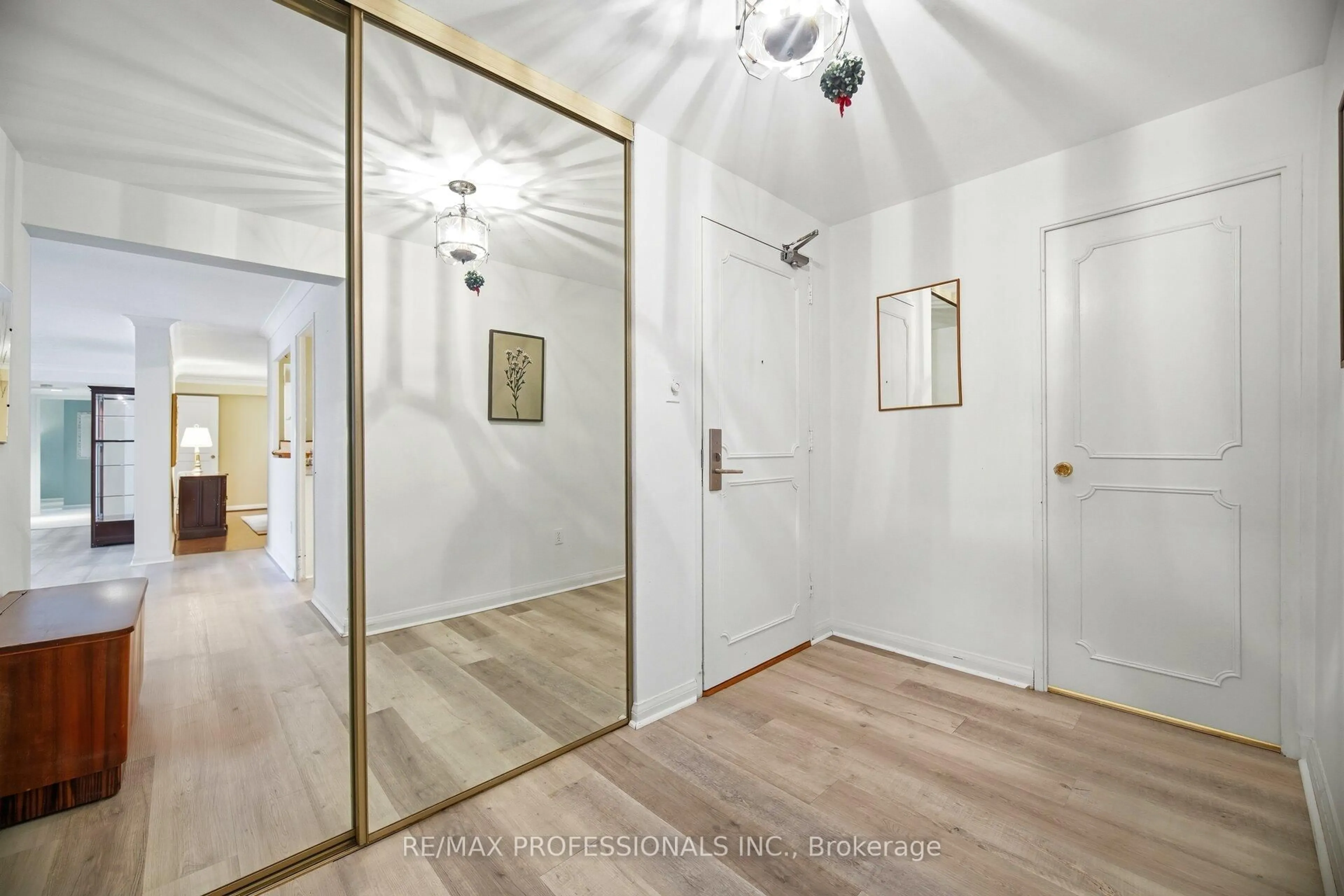 Indoor entryway for 1400 Dixie Rd #305, Mississauga Ontario L5E 3E1