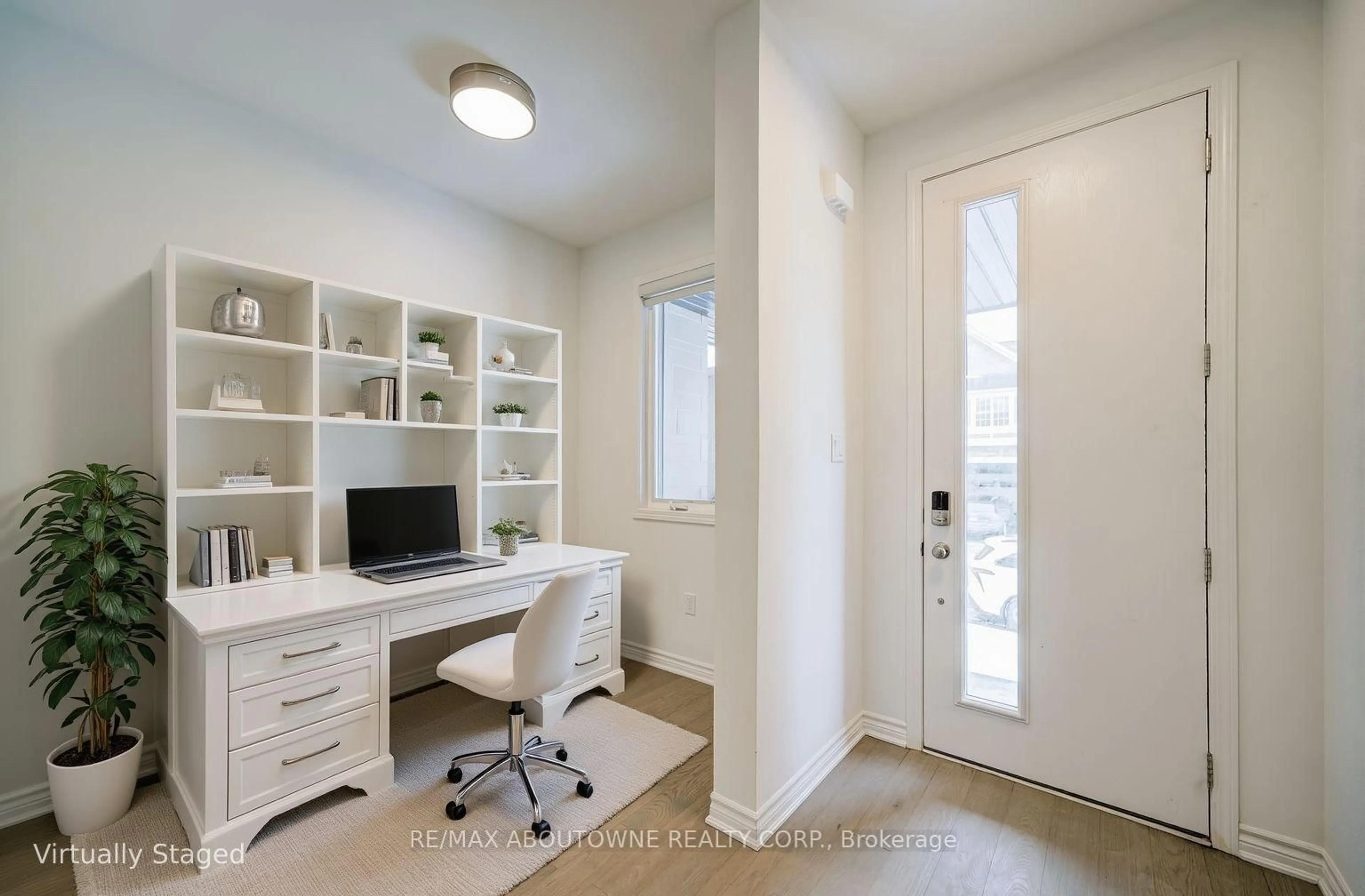 Indoor entryway for 3028 Langdon Rd, Oakville Ontario L6H 7Y5