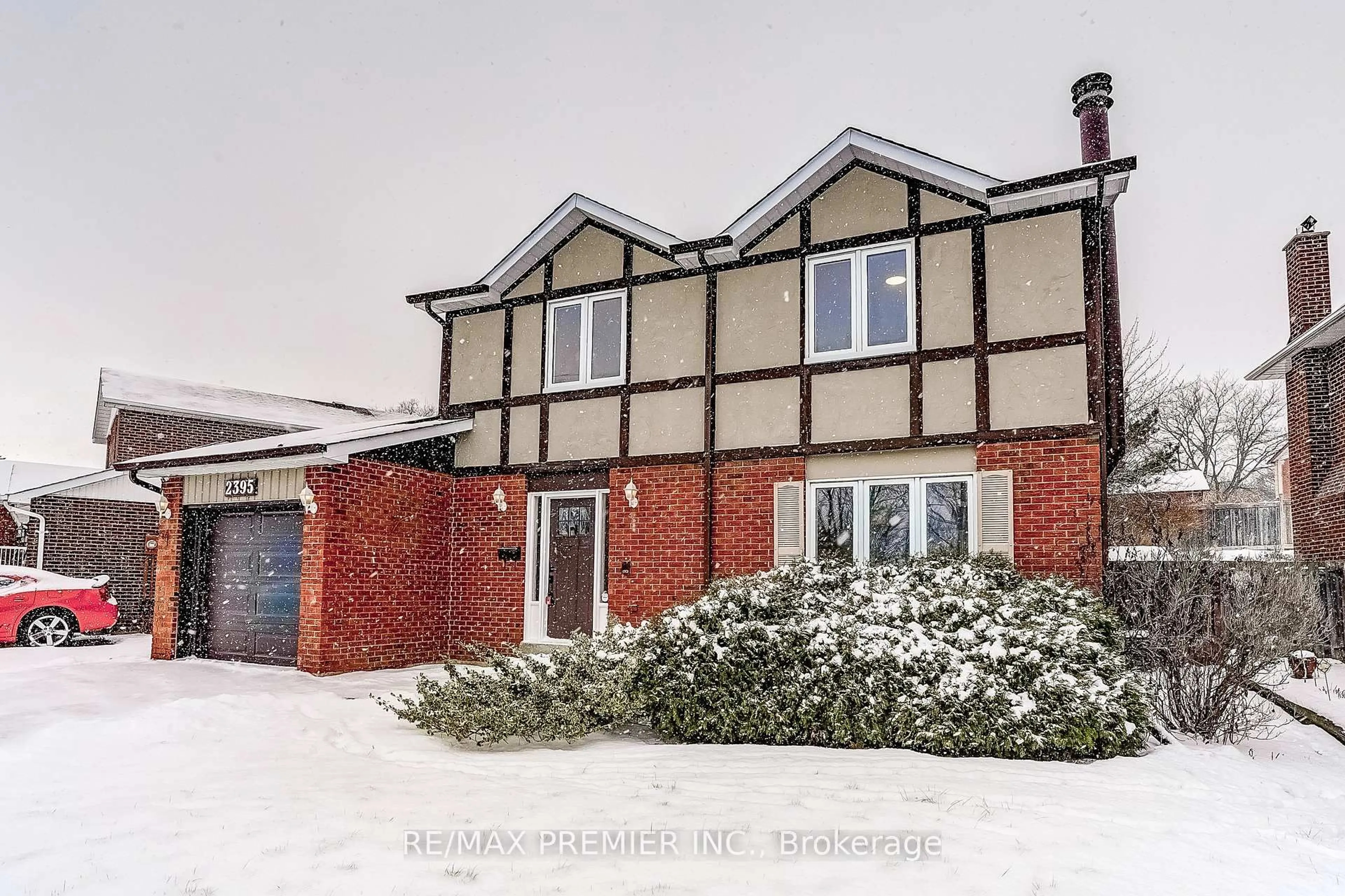 A pic from outside/outdoor area/front of a property/back of a property/a pic from drone, street for 2395 Benedet Dr, Mississauga Ontario L5J 4H5