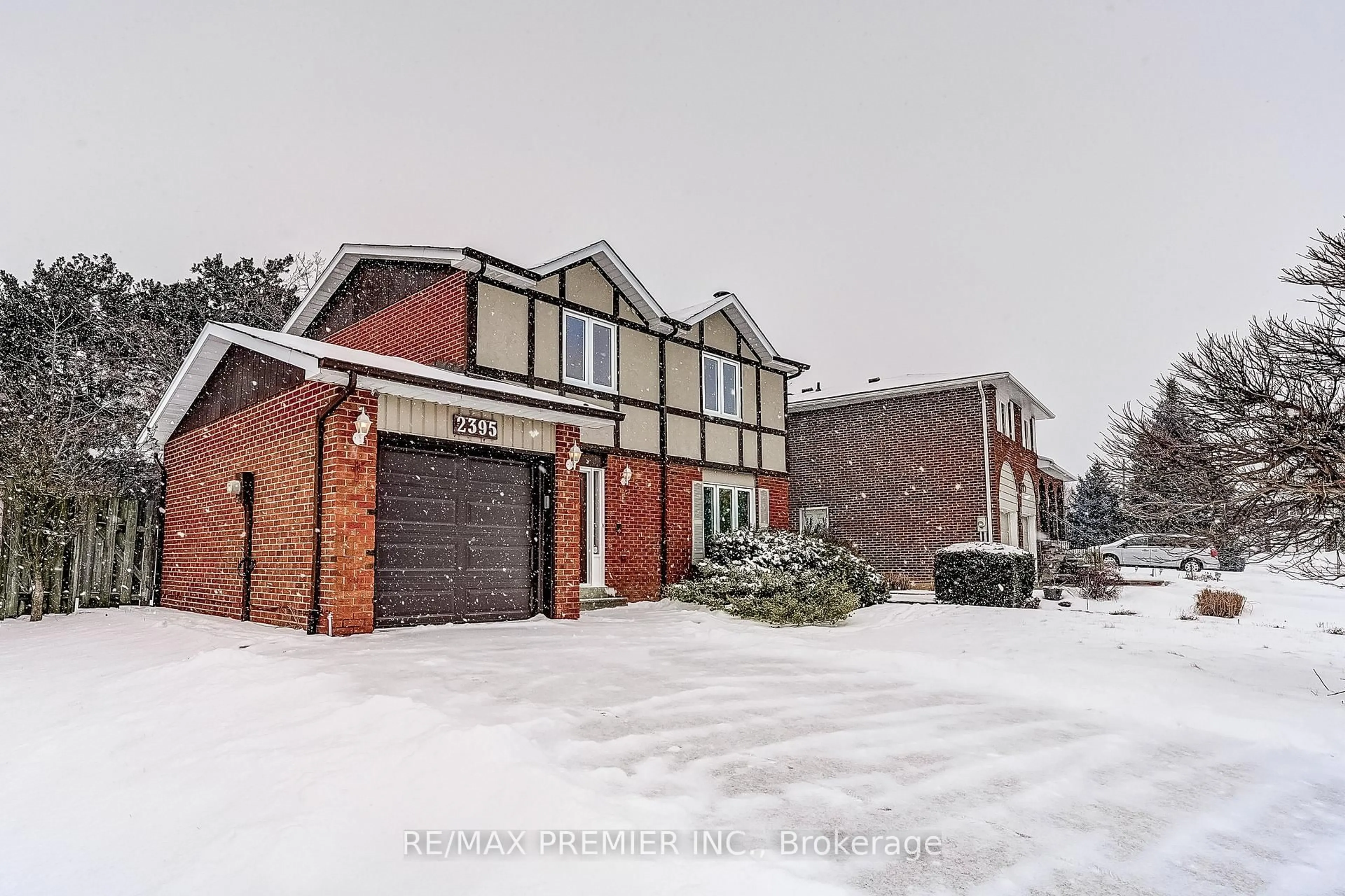 A pic from outside/outdoor area/front of a property/back of a property/a pic from drone, street for 2395 Benedet Dr, Mississauga Ontario L5J 4H5