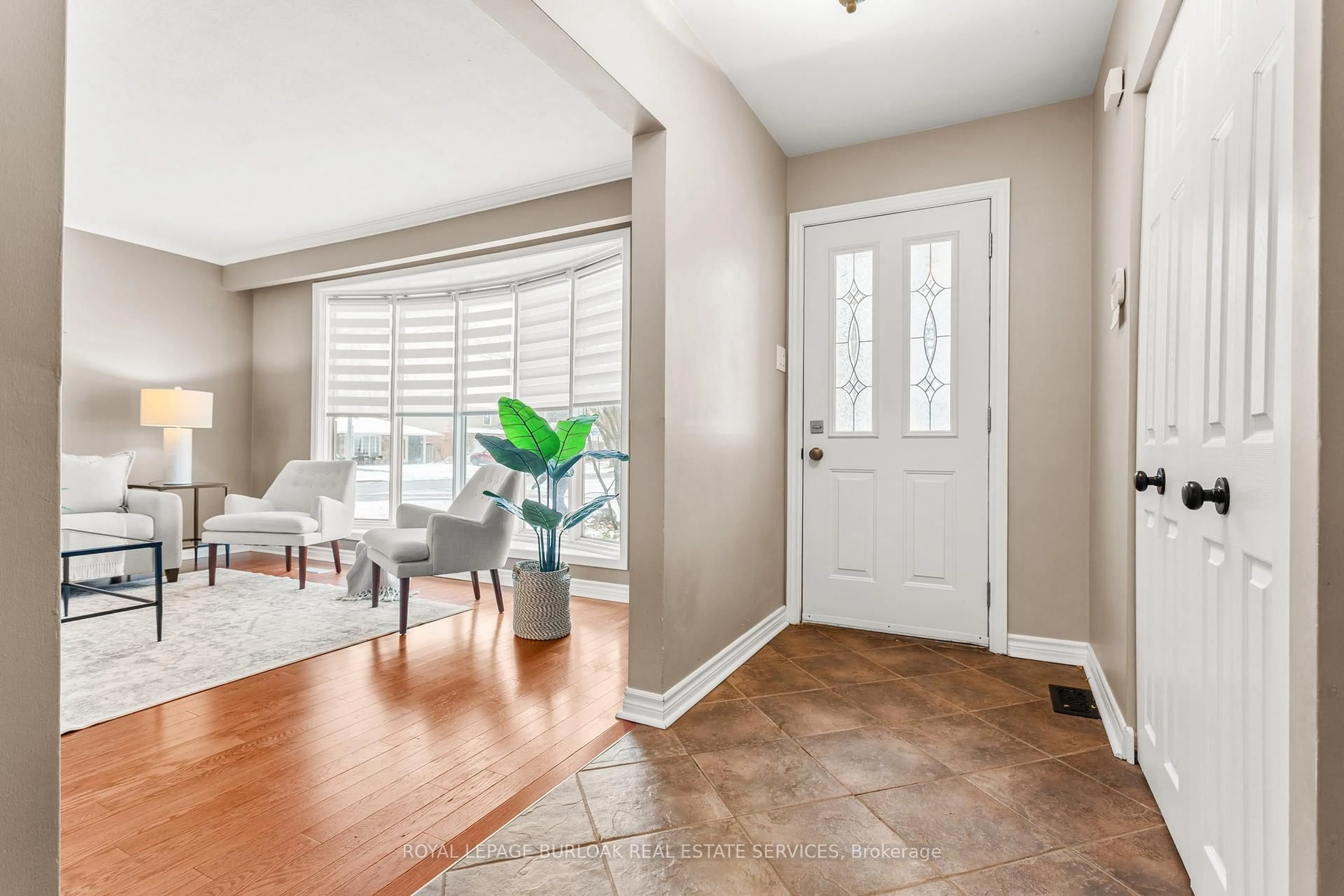 Indoor entryway for 581 Braemore Rd, Burlington Ontario L7N 3E4