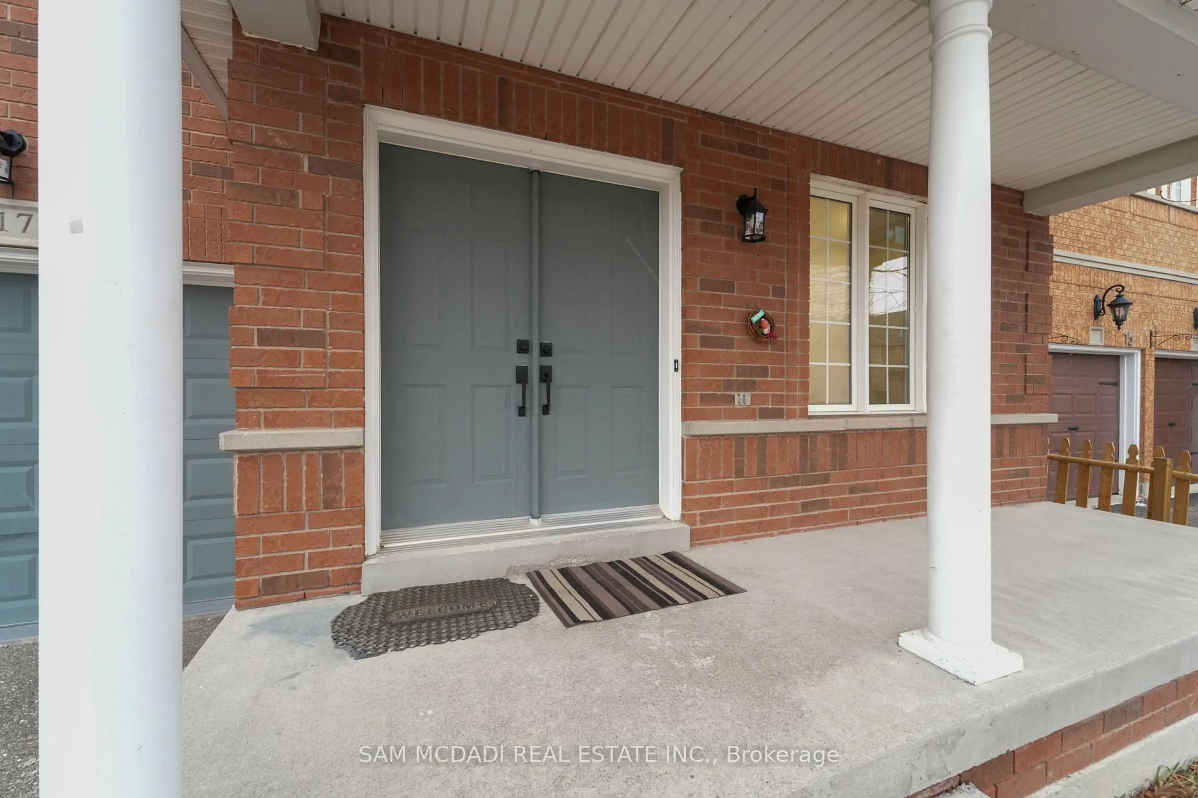 Indoor entryway for 17 Ferncastle Cres, Brampton Ontario L7A 3P2