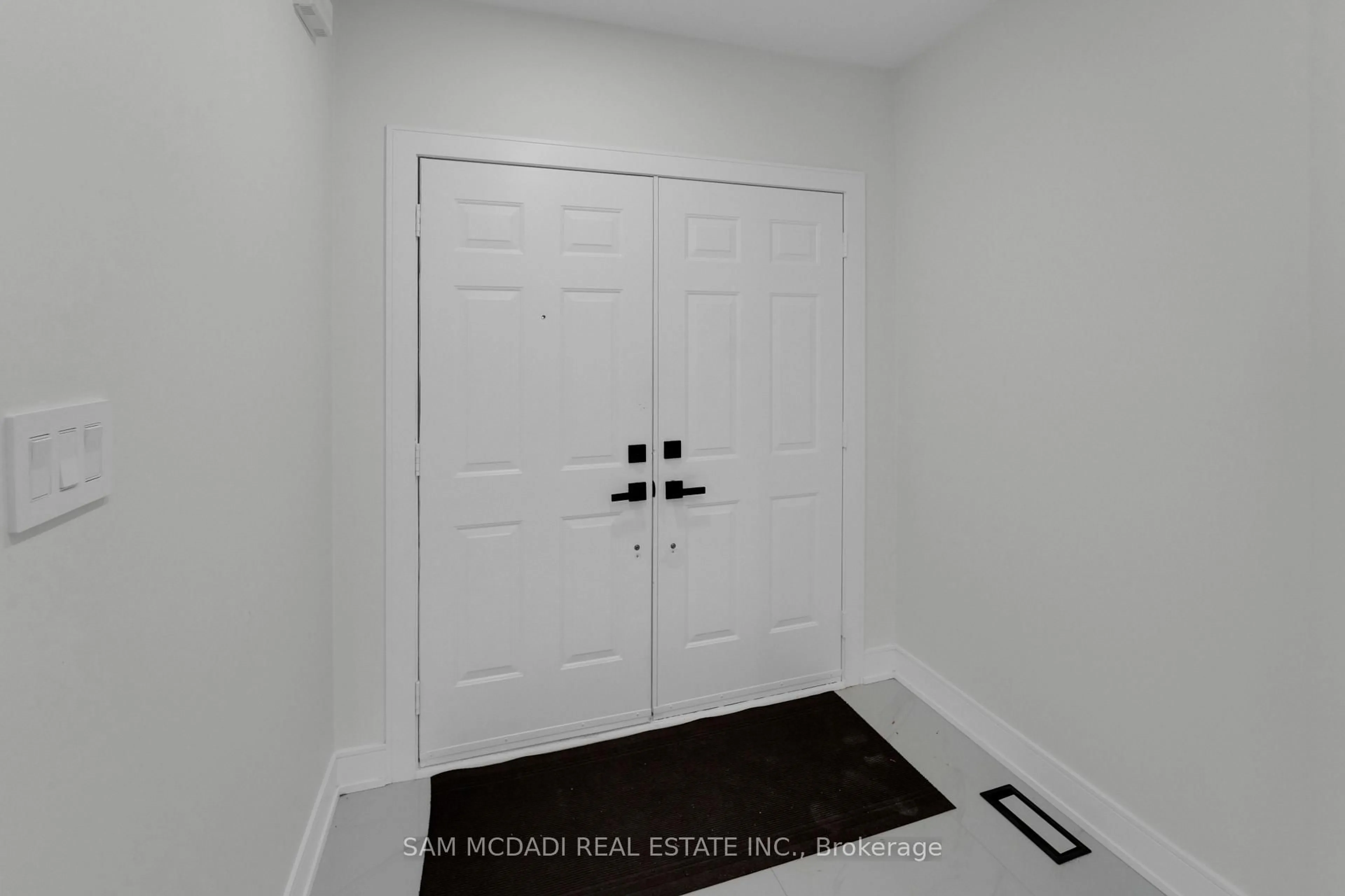 Indoor entryway for 17 Ferncastle Cres, Brampton Ontario L7A 3P2