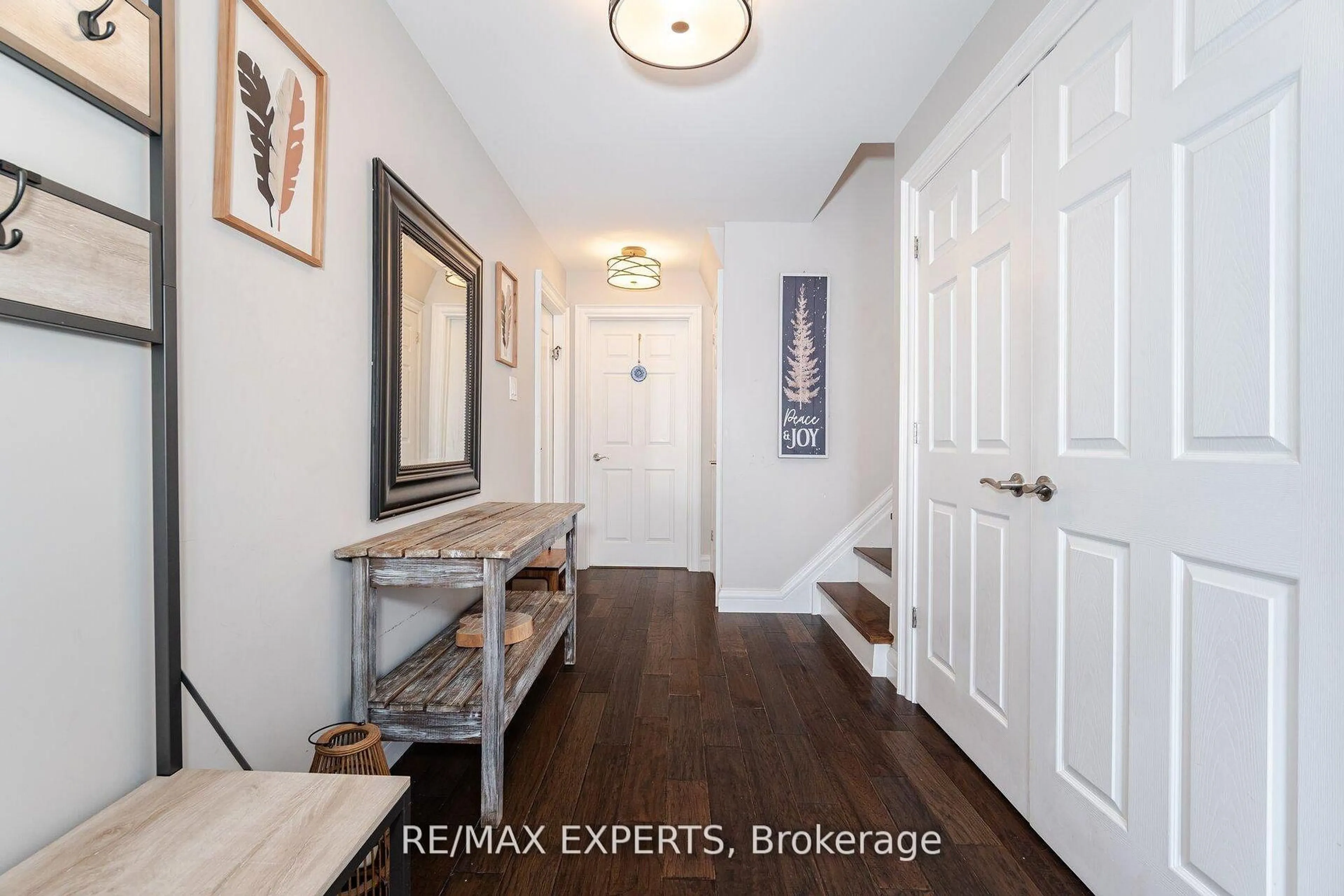 Indoor entryway for 92 Ambleside Dr, Brampton Ontario L6Y 1B9
