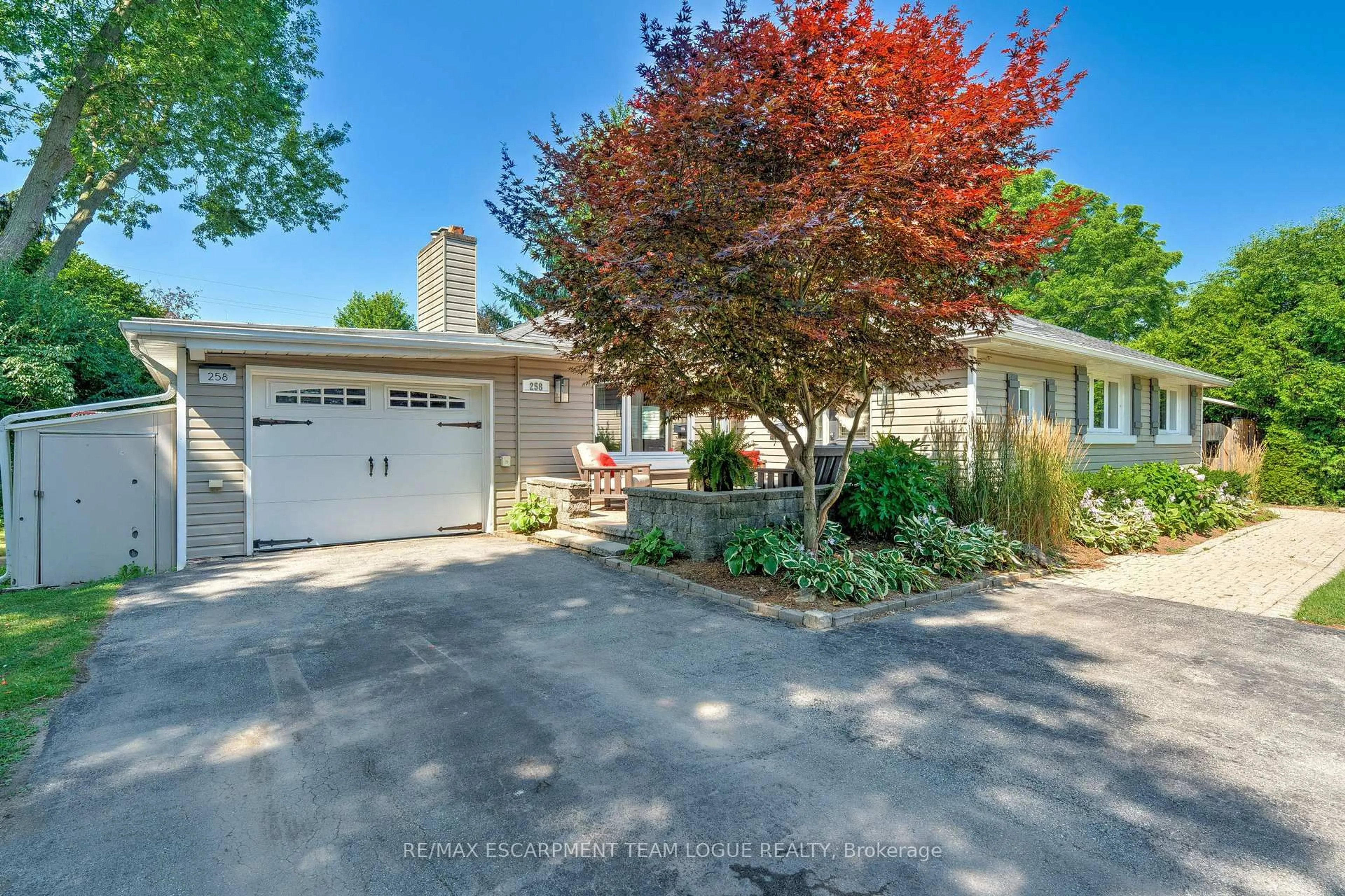 A pic from outside/outdoor area/front of a property/back of a property/a pic from drone, street for 258 Gardenview Dr, Burlington Ontario L7T 1K4