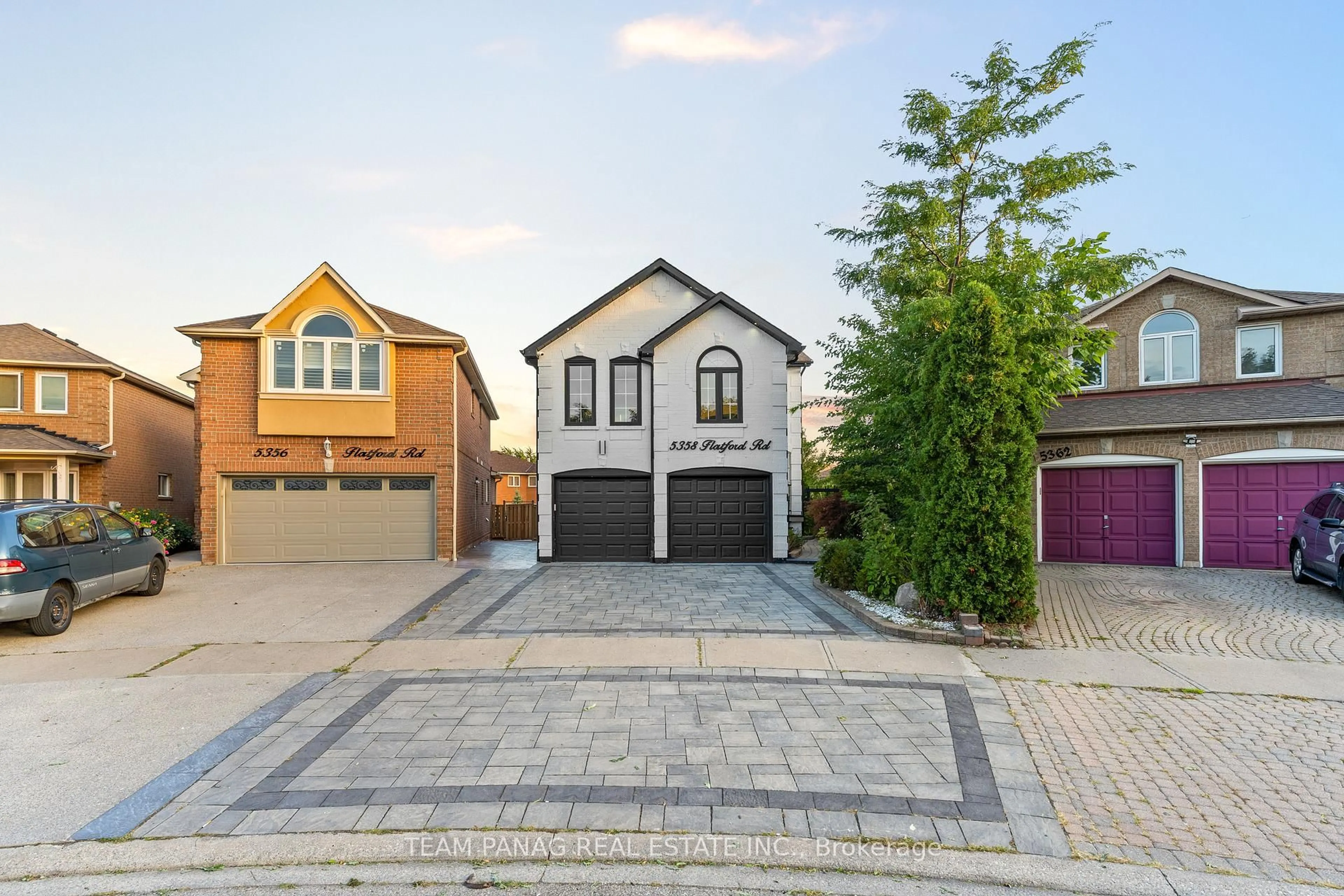 A pic from outside/outdoor area/front of a property/back of a property/a pic from drone, street for 5358 Flatford Rd, Mississauga Ontario L5V 1Y6