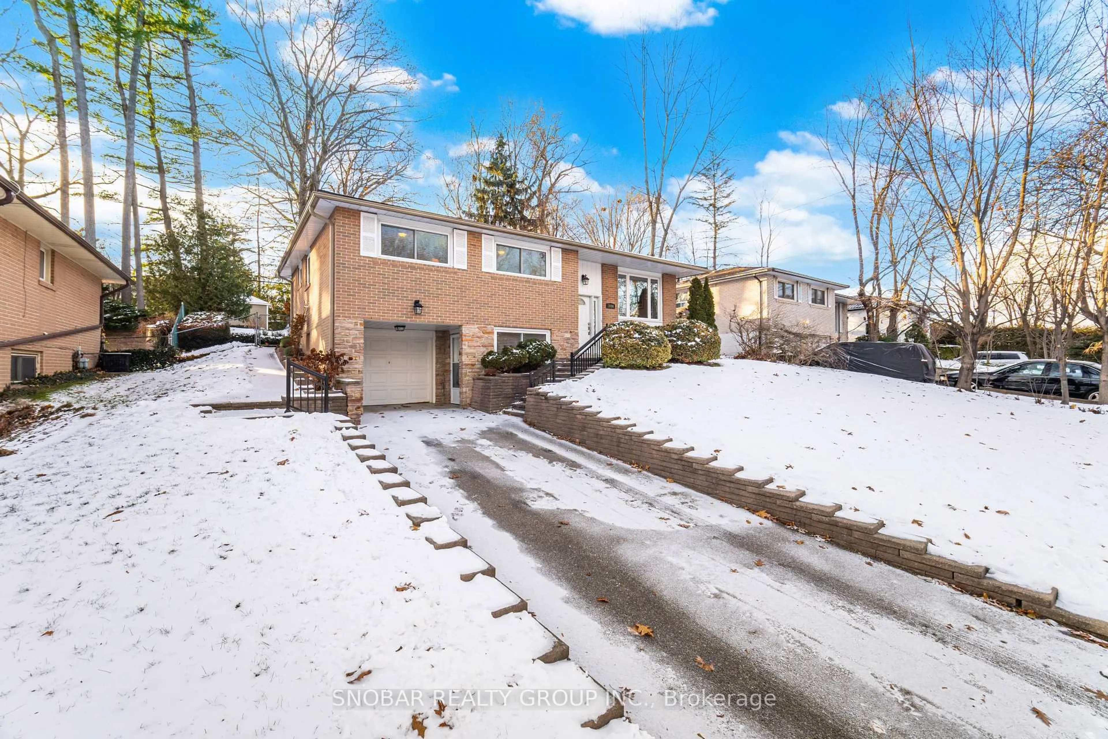 A pic from outside/outdoor area/front of a property/back of a property/a pic from drone, street for 3180 The Credit Woodlands, Mississauga Ontario L5C 2J4
