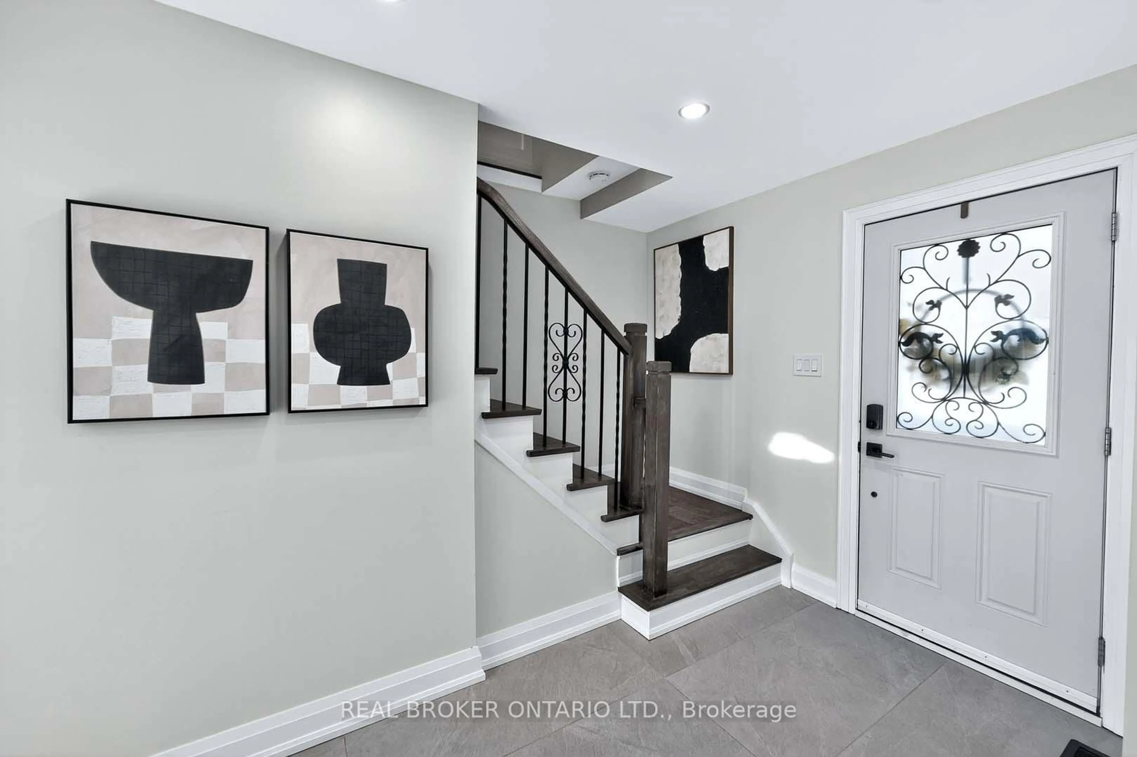 Indoor entryway for 10 Essex Pl, Brampton Ontario L6T 2A6