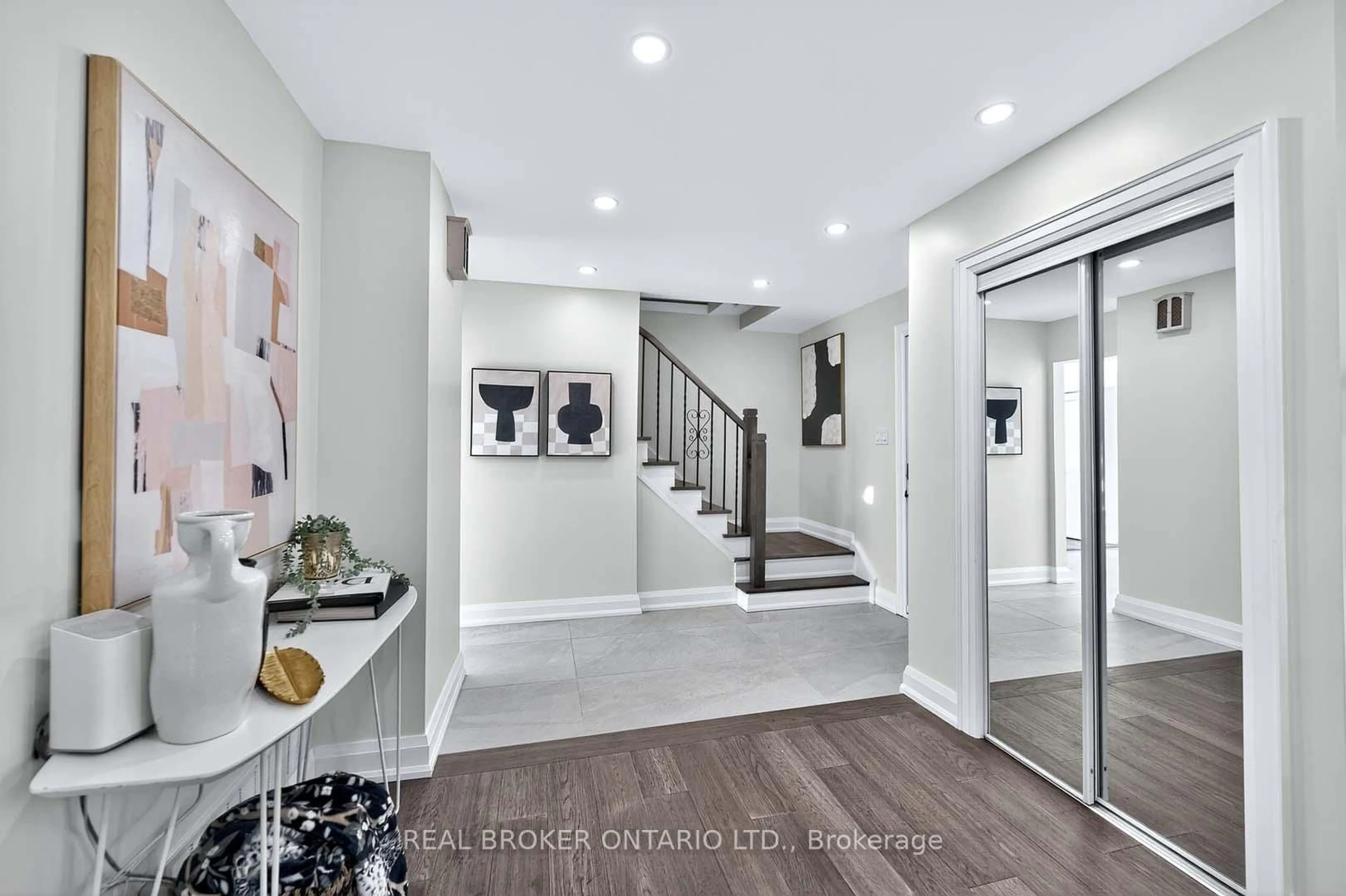 Indoor entryway for 10 Essex Pl, Brampton Ontario L6T 2A6