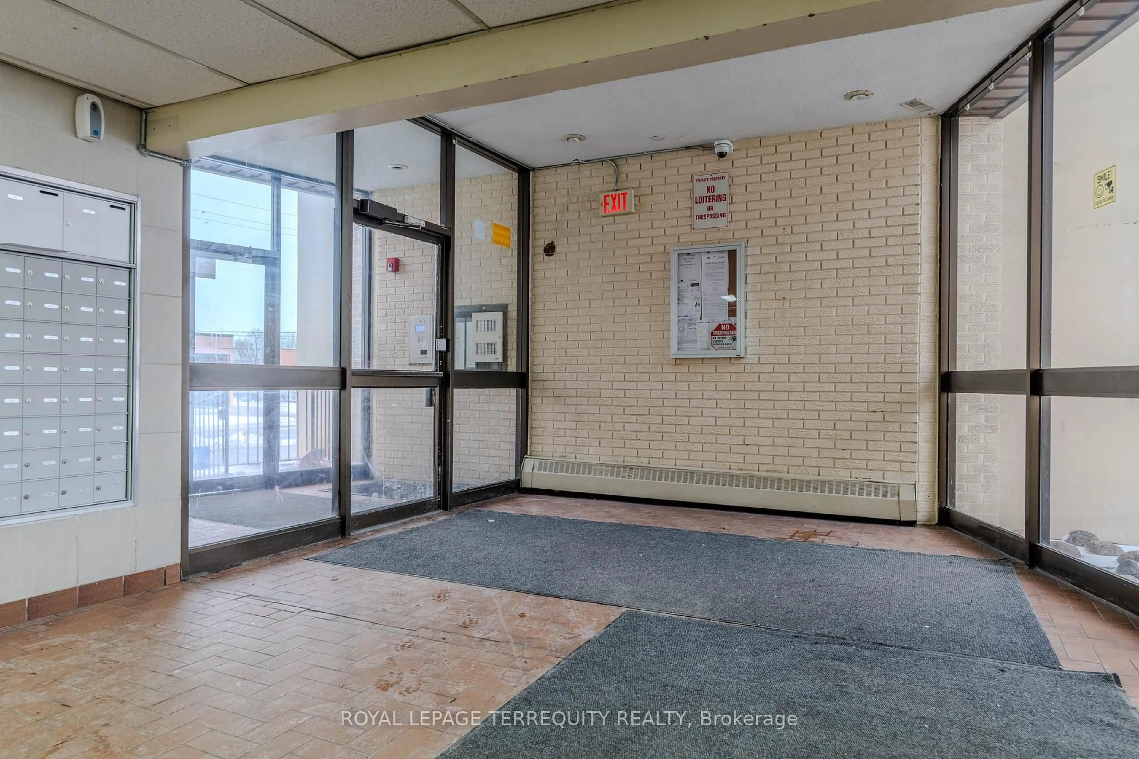 Indoor foyer for 10 Eddystone Ave #224, Toronto Ontario M3N 2T2