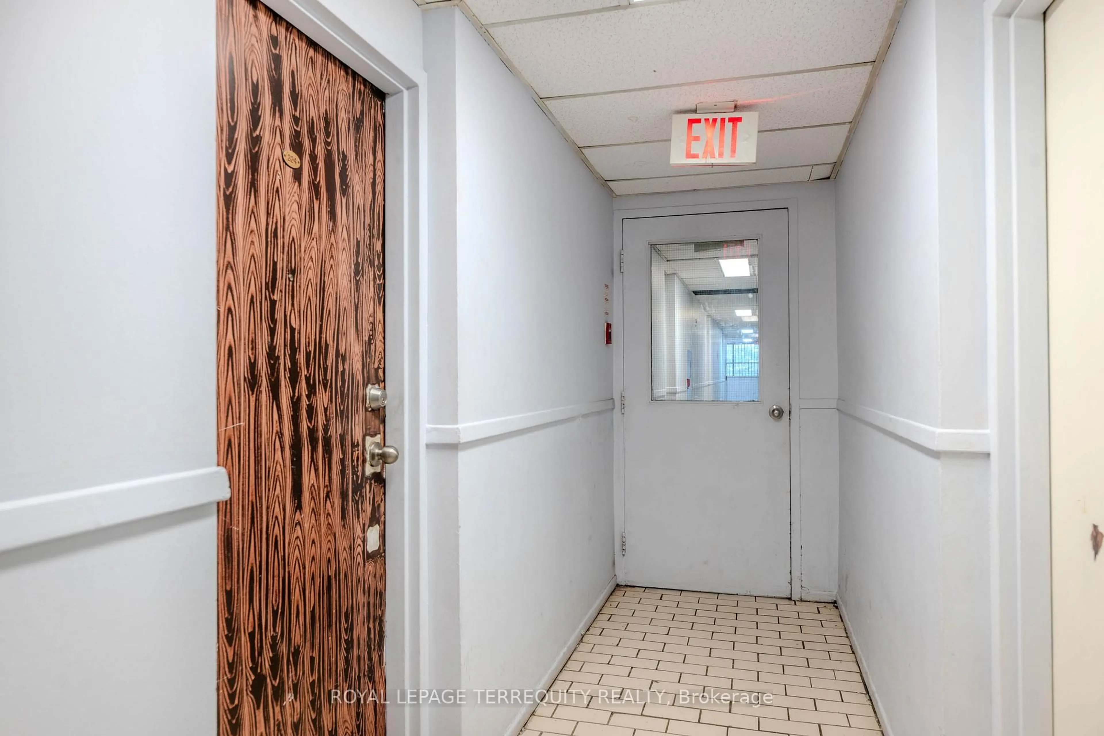 Indoor foyer for 10 Eddystone Ave #224, Toronto Ontario M3N 2T2