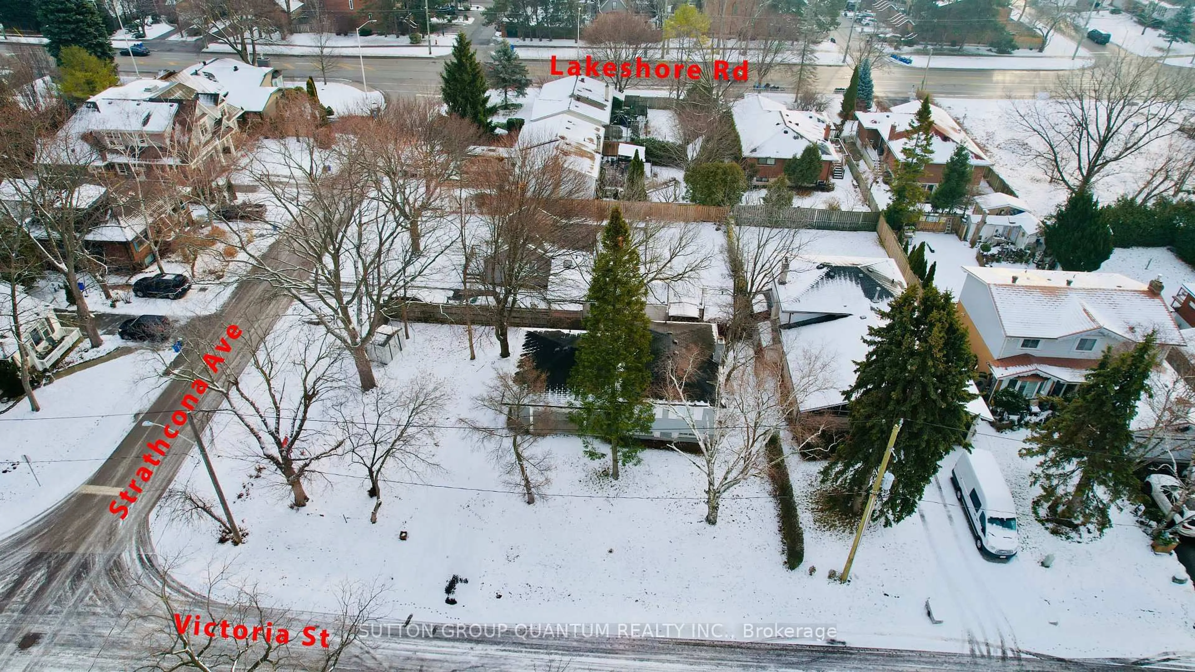 A pic from outside/outdoor area/front of a property/back of a property/a pic from drone, unknown for 3118 Victoria St, Oakville Ontario L6L 1K2