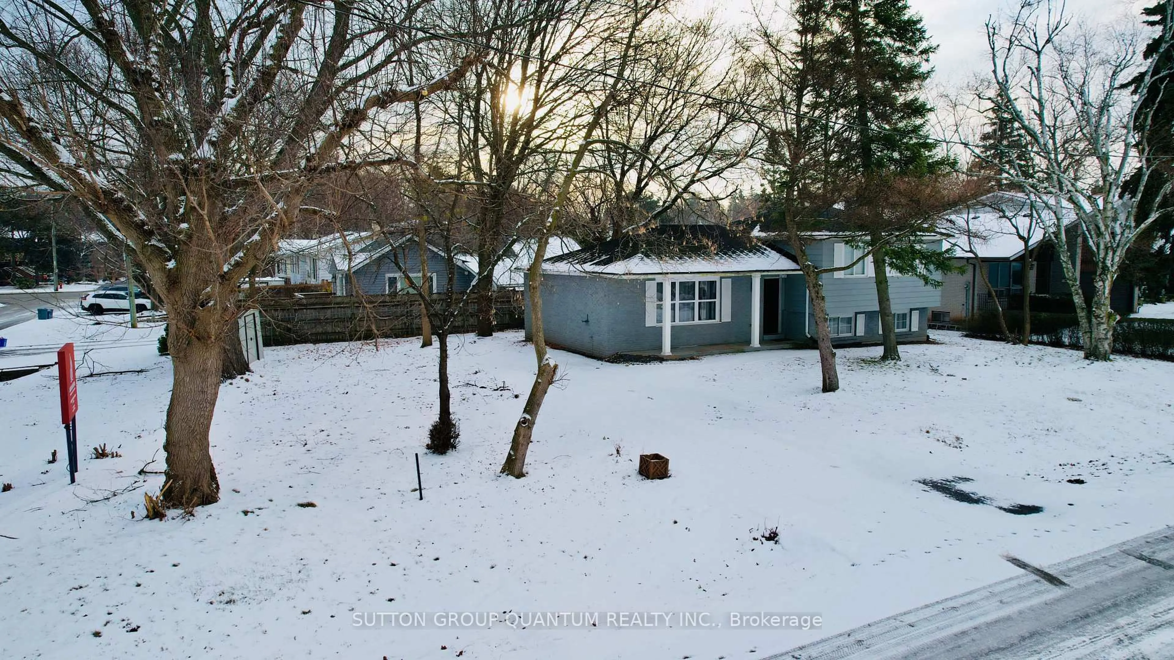 A pic from outside/outdoor area/front of a property/back of a property/a pic from drone, street for 3118 Victoria St, Oakville Ontario L6L 1K2