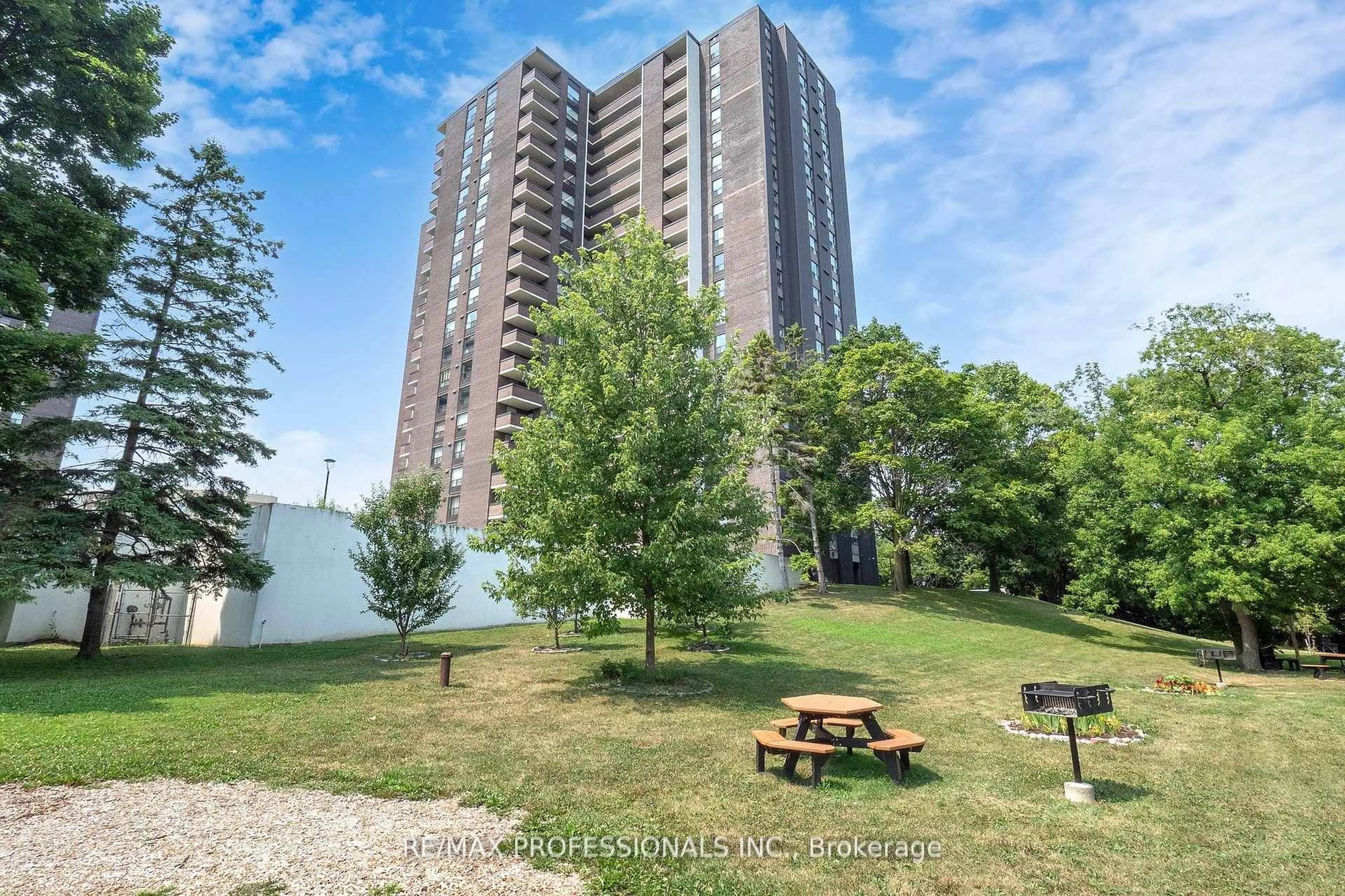 A pic from outside/outdoor area/front of a property/back of a property/a pic from drone, unknown for 1535 Lakeshore Rd #806, Mississauga Ontario L5E 3E2
