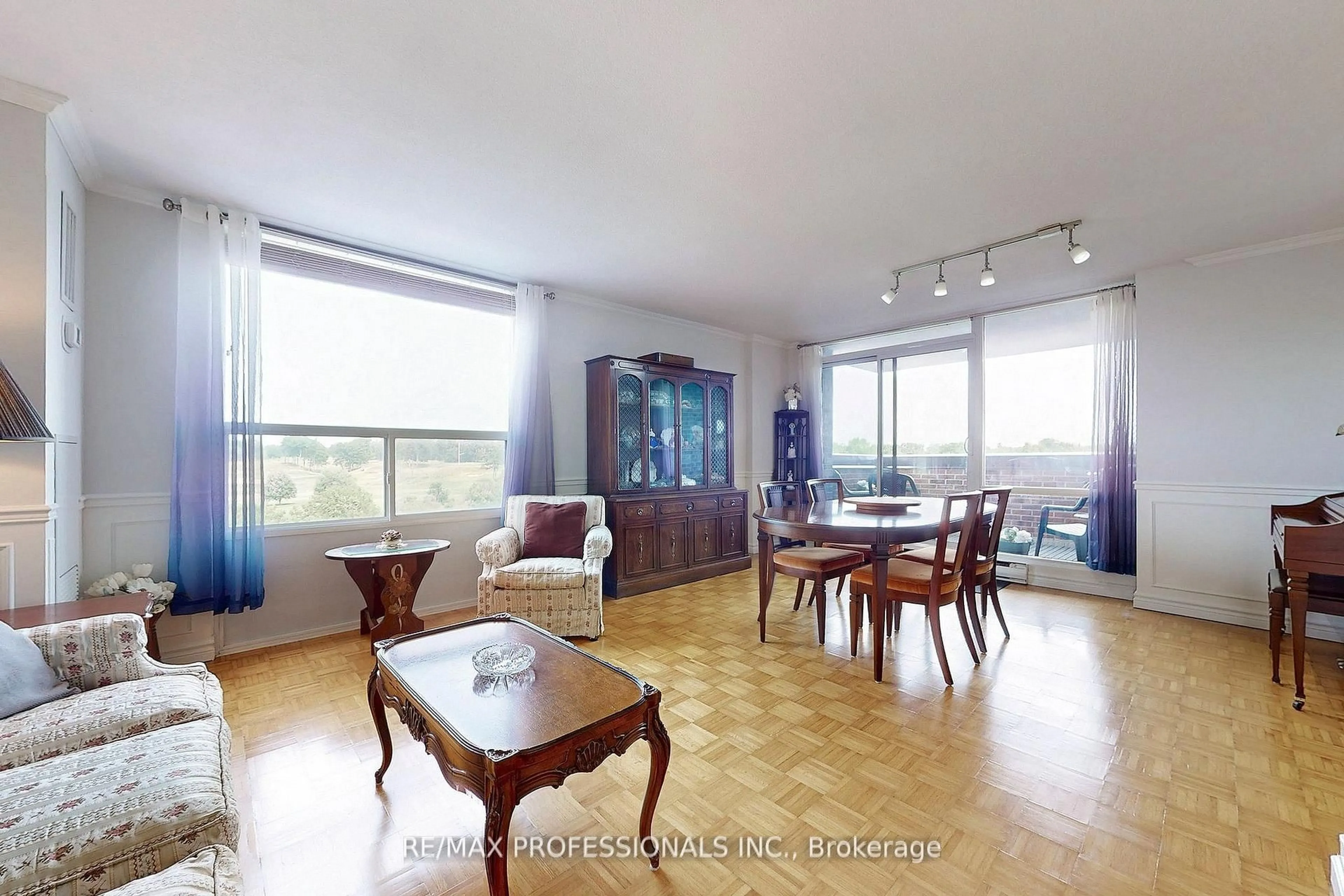 Living room with furniture, wood/laminate floor for 1535 Lakeshore Rd #806, Mississauga Ontario L5E 3E2