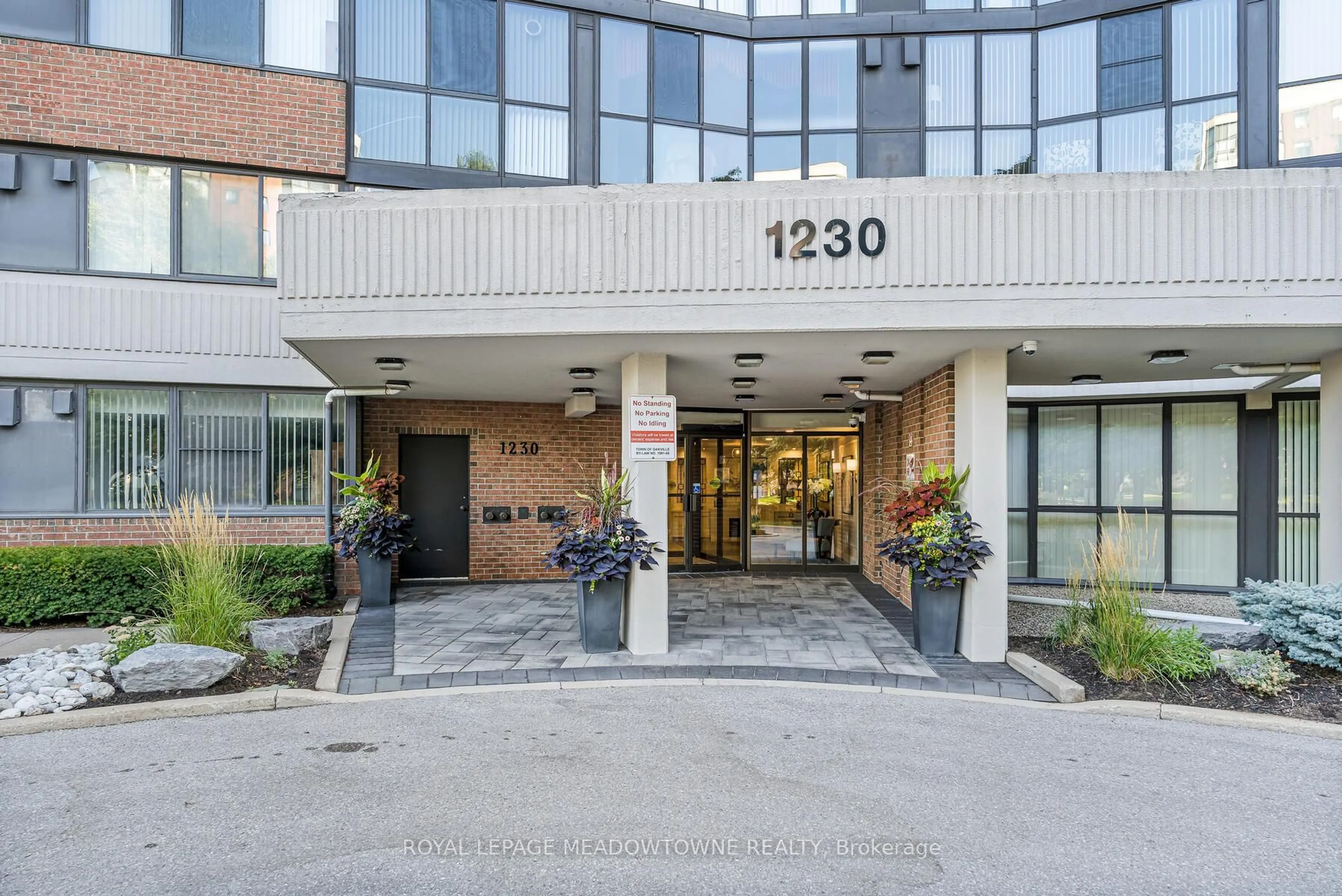 Indoor foyer for 1230 Marlborough Crt #506, Oakville Ontario L6H 3K6