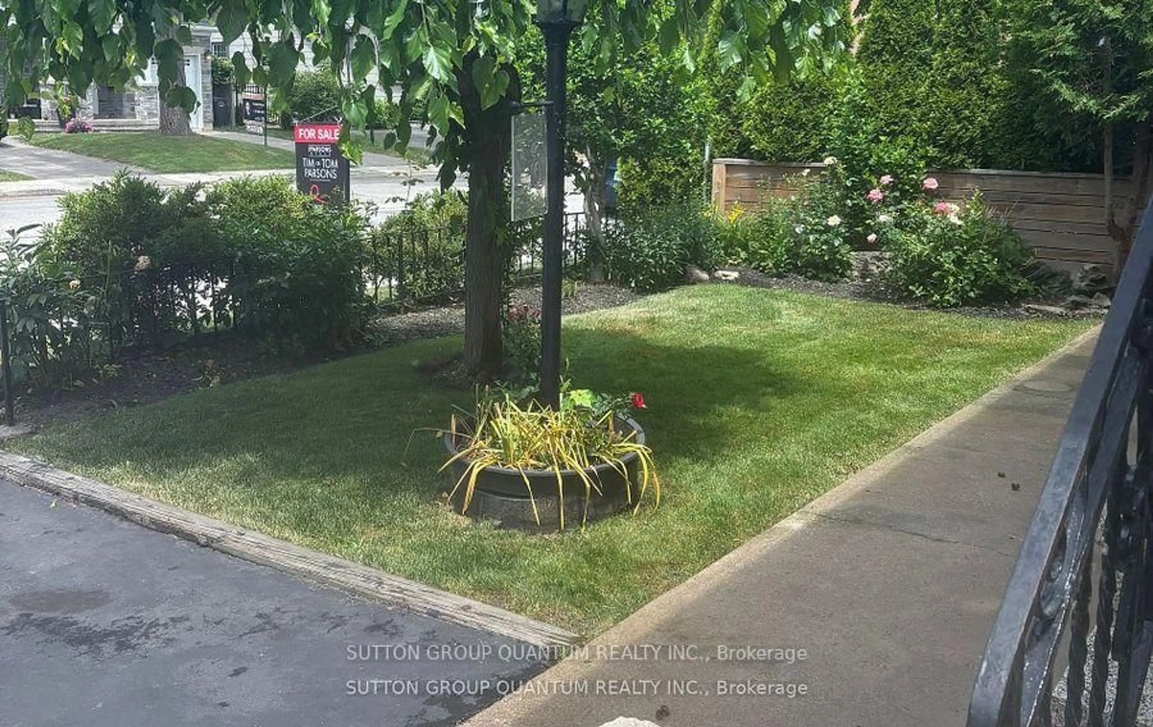 Patio, street for 61 Forest Ave, Mississauga Ontario L5G 1L3
