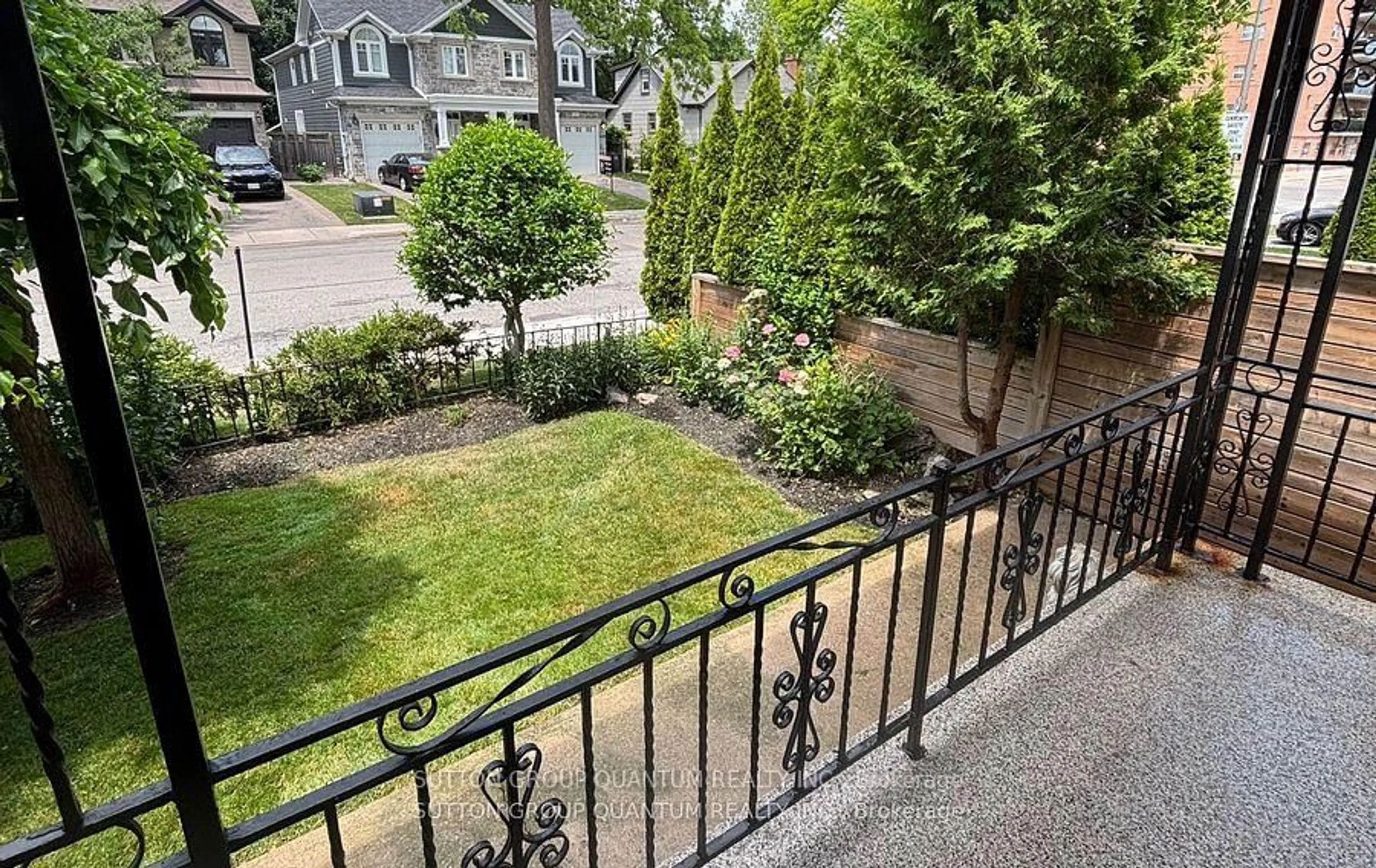 Patio, street for 61 Forest Ave, Mississauga Ontario L5G 1L3