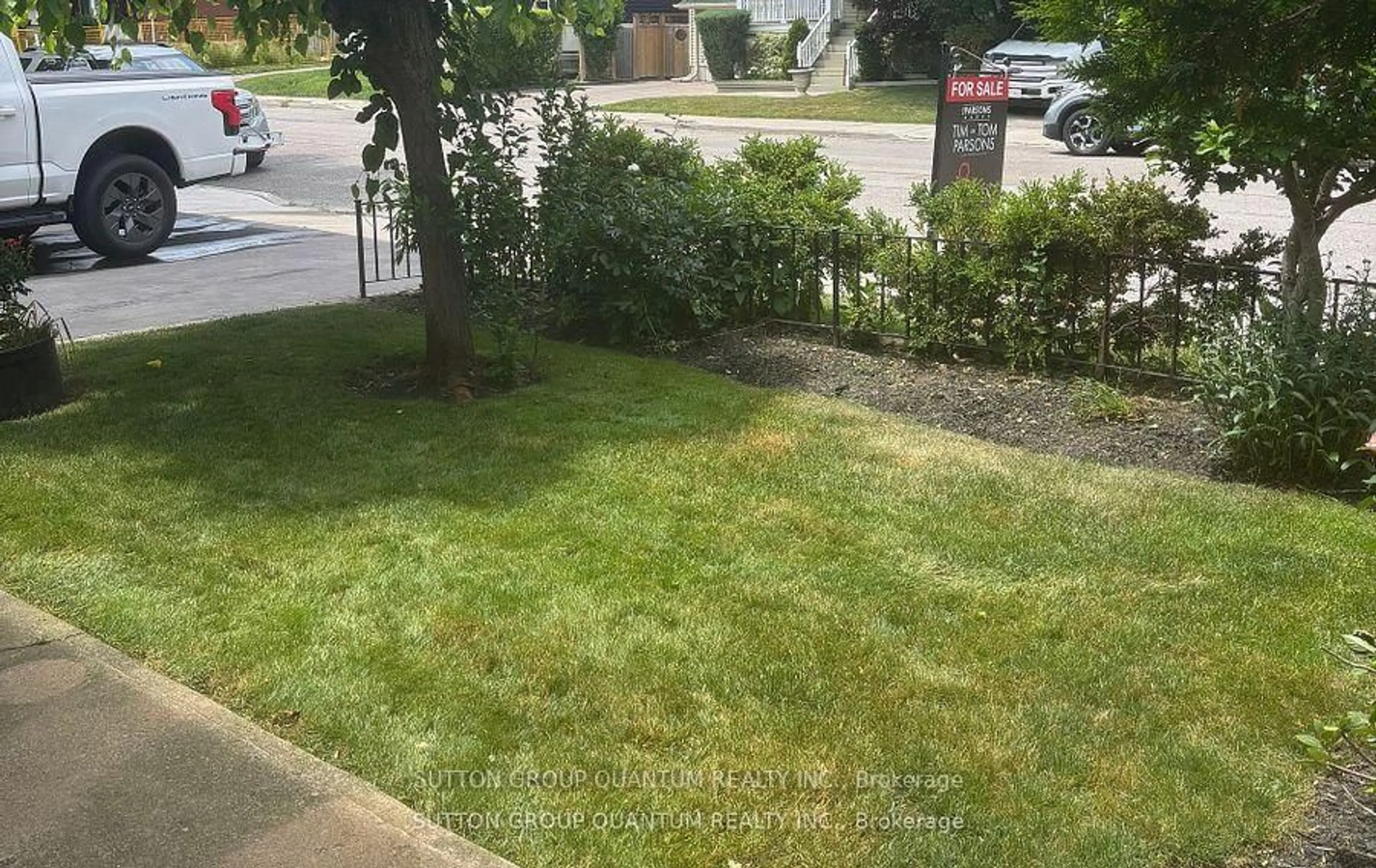 A pic from outside/outdoor area/front of a property/back of a property/a pic from drone, street for 61 Forest Ave, Mississauga Ontario L5G 1L3