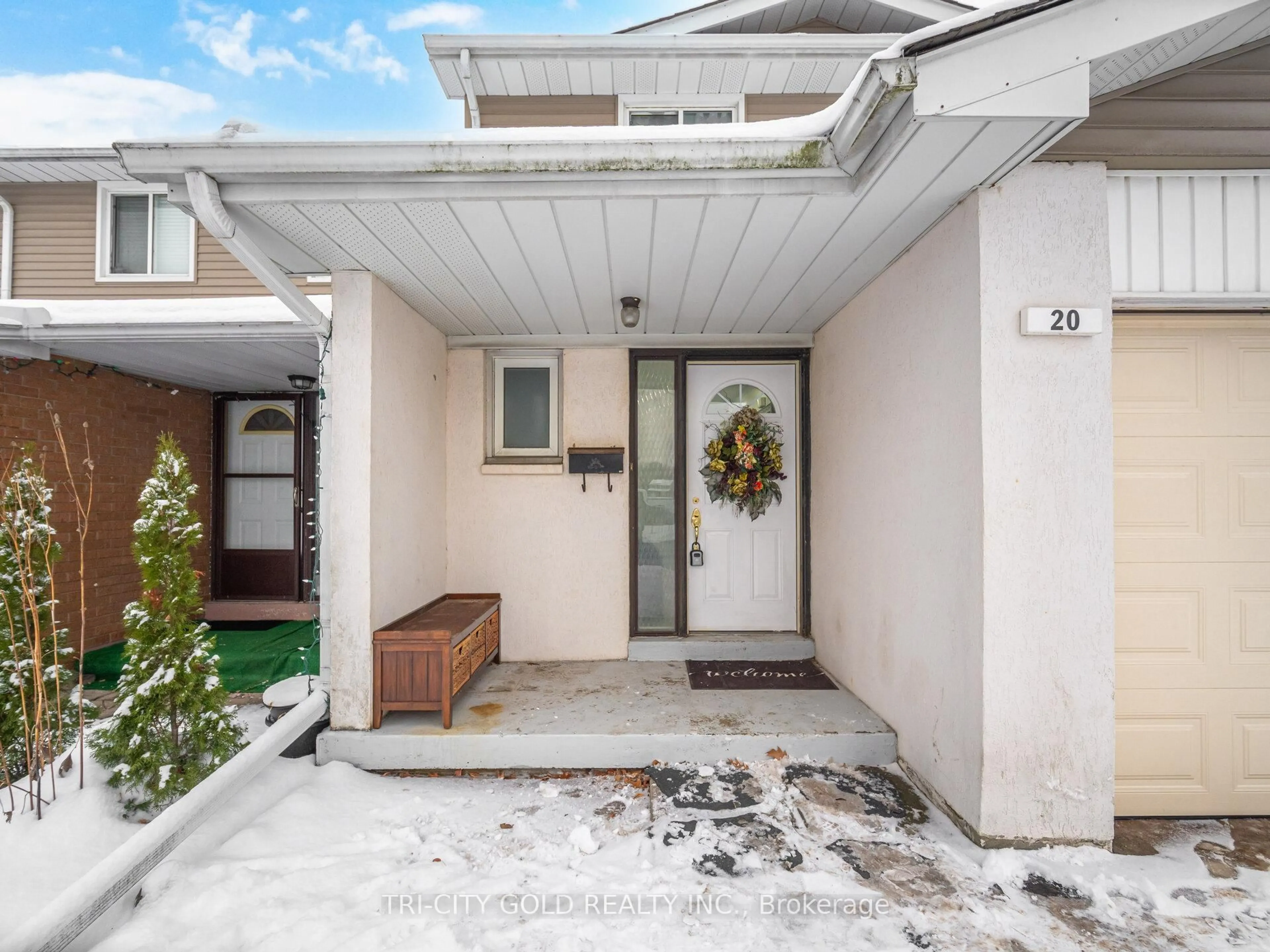 Indoor entryway for 20 Carisbrooke Crt #20, Brampton Ontario L6S 3K1