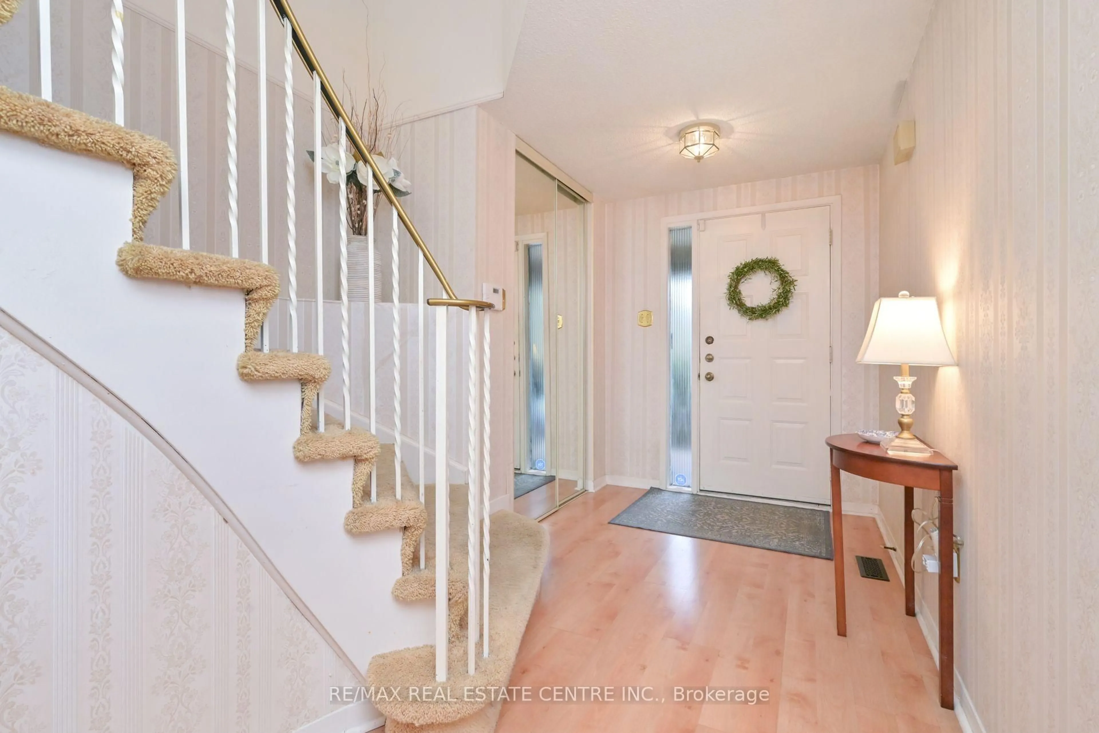Indoor entryway for 4239 Sawmill Valley Dr, Mississauga Ontario L5L 3K9