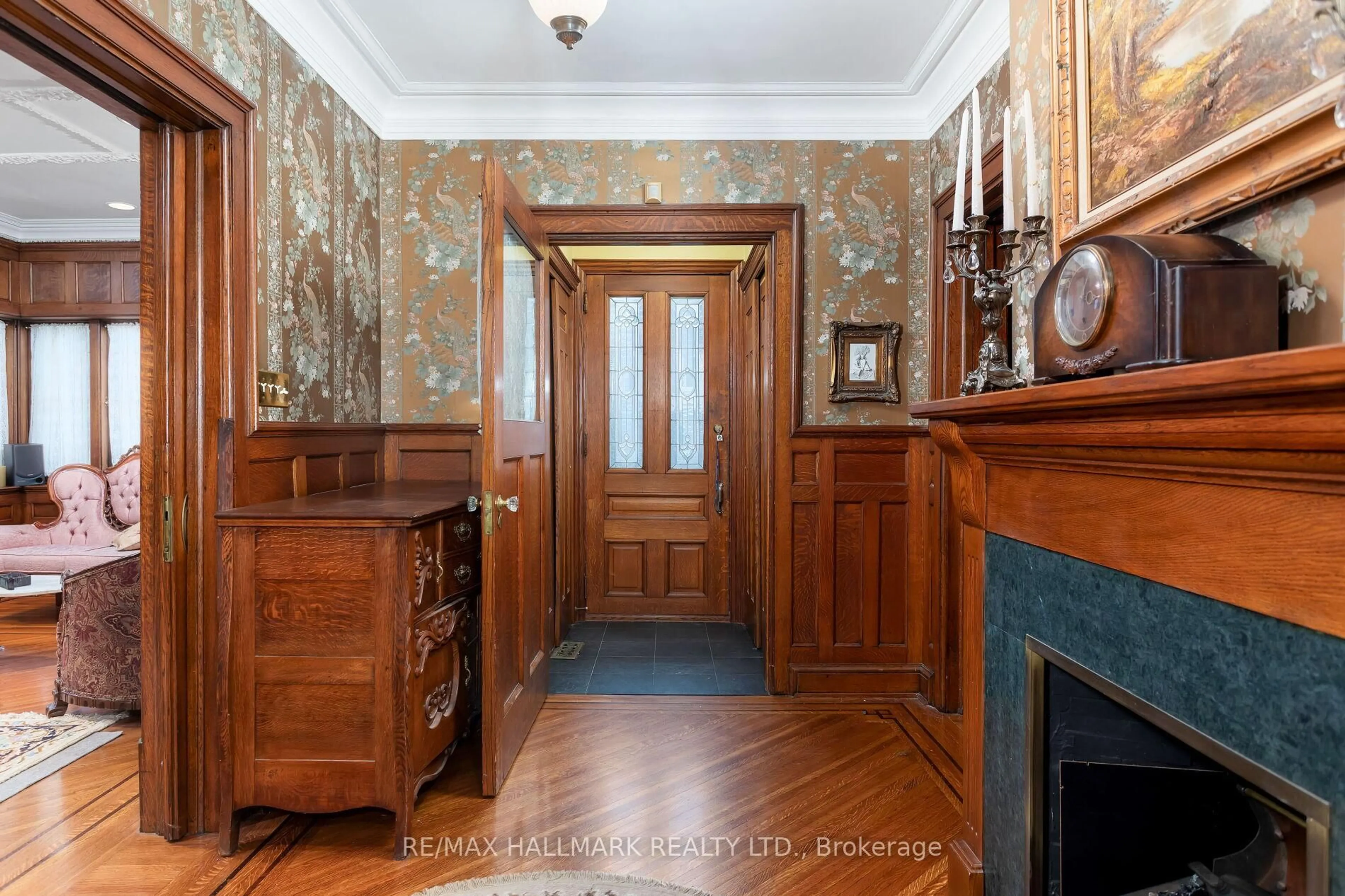 Indoor foyer for 60 Indian Grve, Toronto Ontario M6R 2Y3