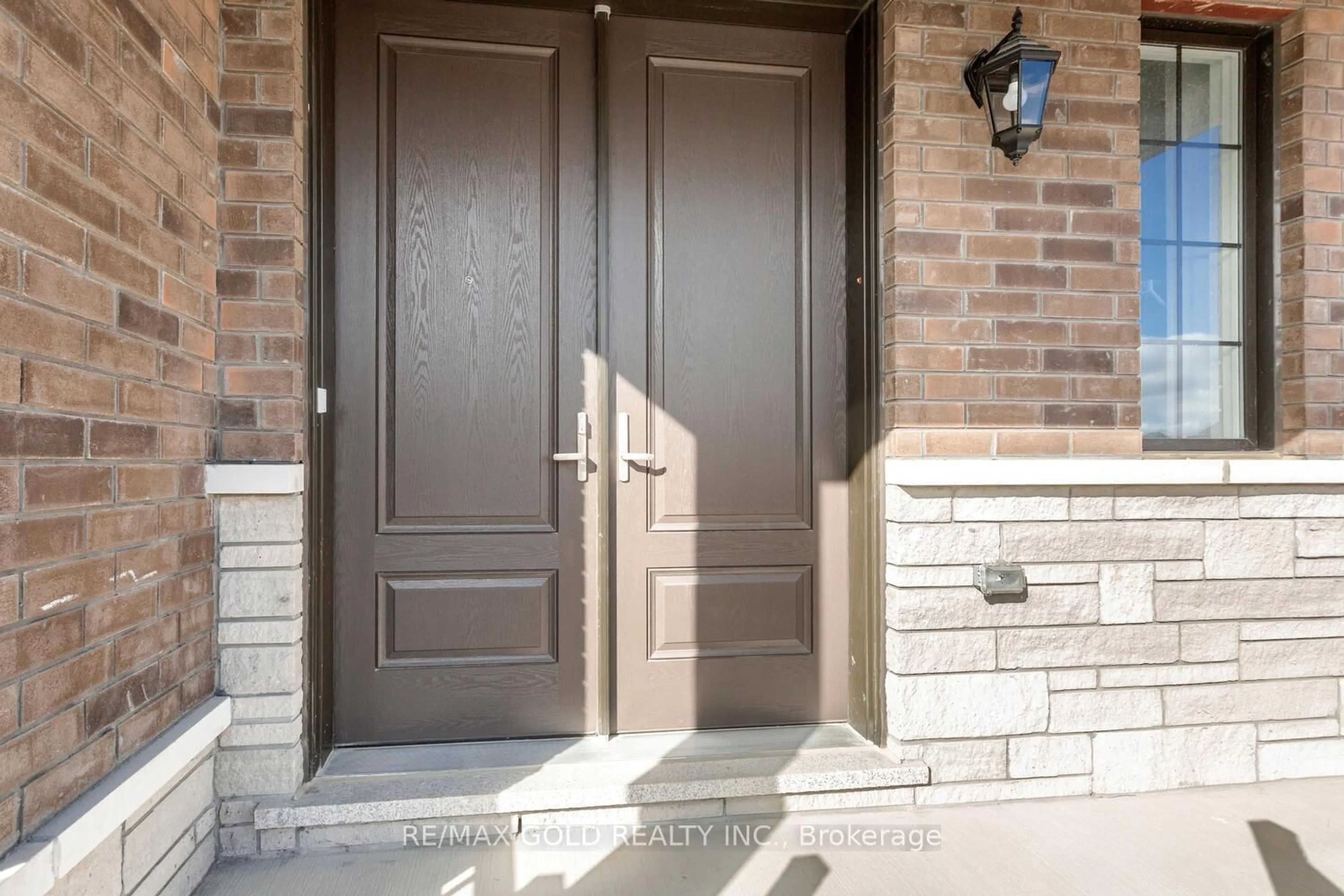 Indoor entryway for 8 Boswell Dr, Brampton Ontario L6P 4R7