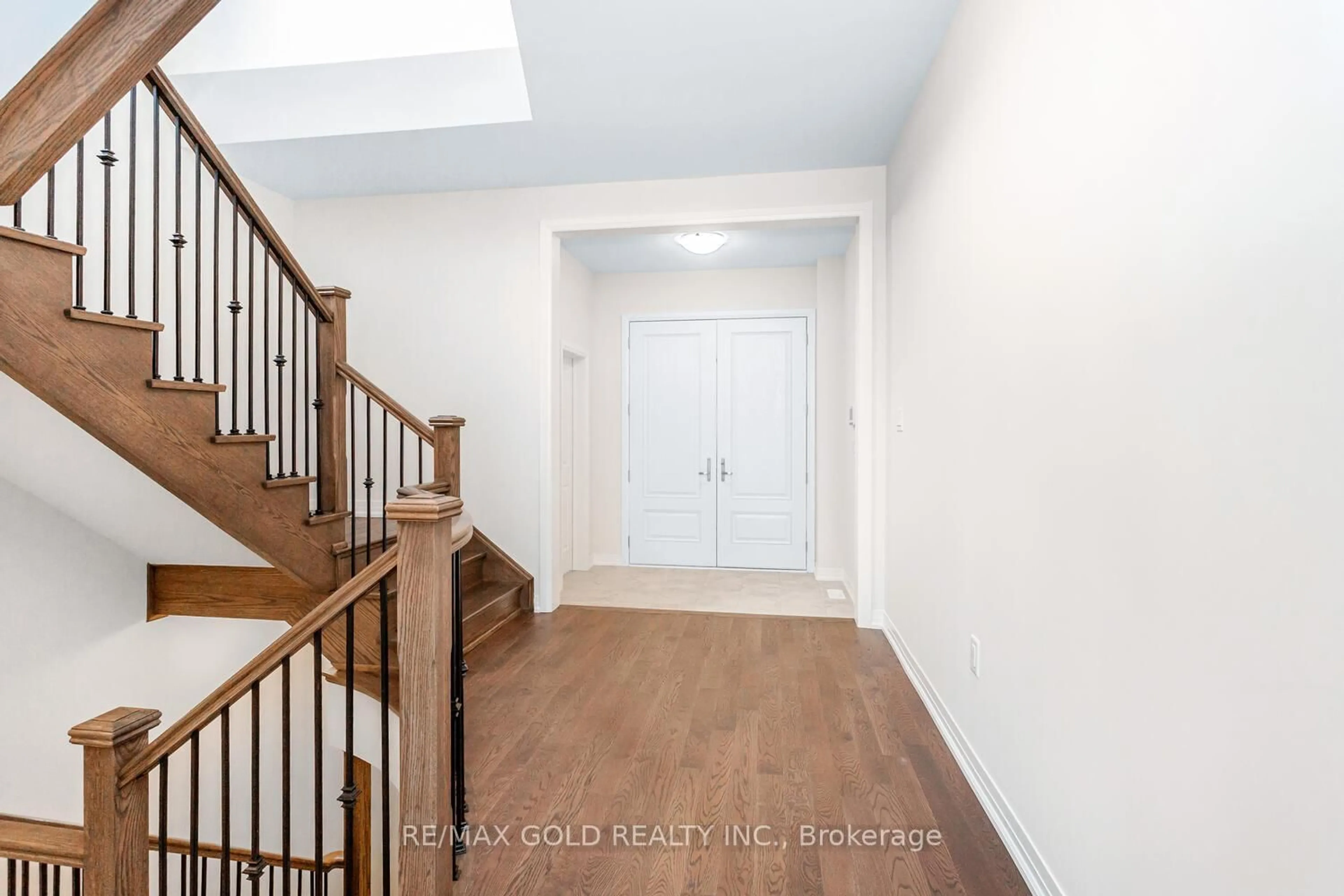 Indoor entryway for 8 Boswell Dr, Brampton Ontario L6P 4R7