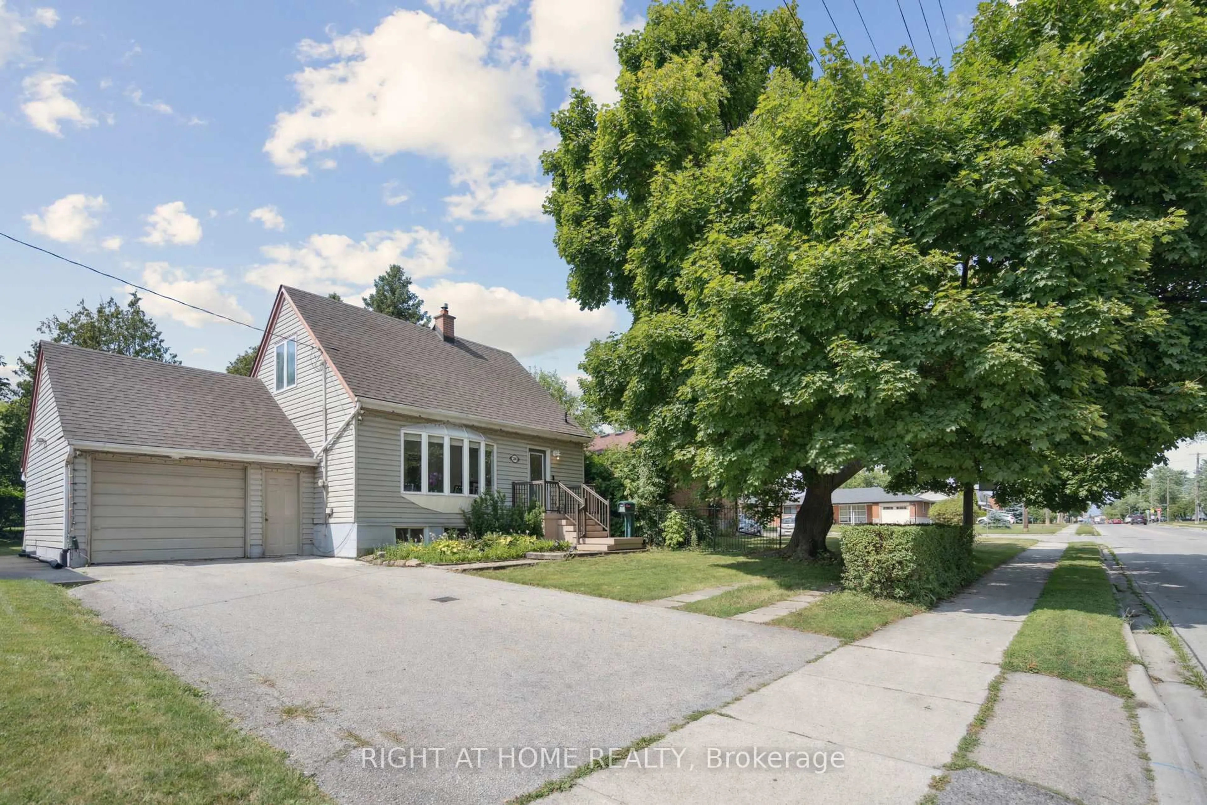 A pic from outside/outdoor area/front of a property/back of a property/a pic from drone, street for 2343 Mountainside Dr, Burlington Ontario L7P 1C1