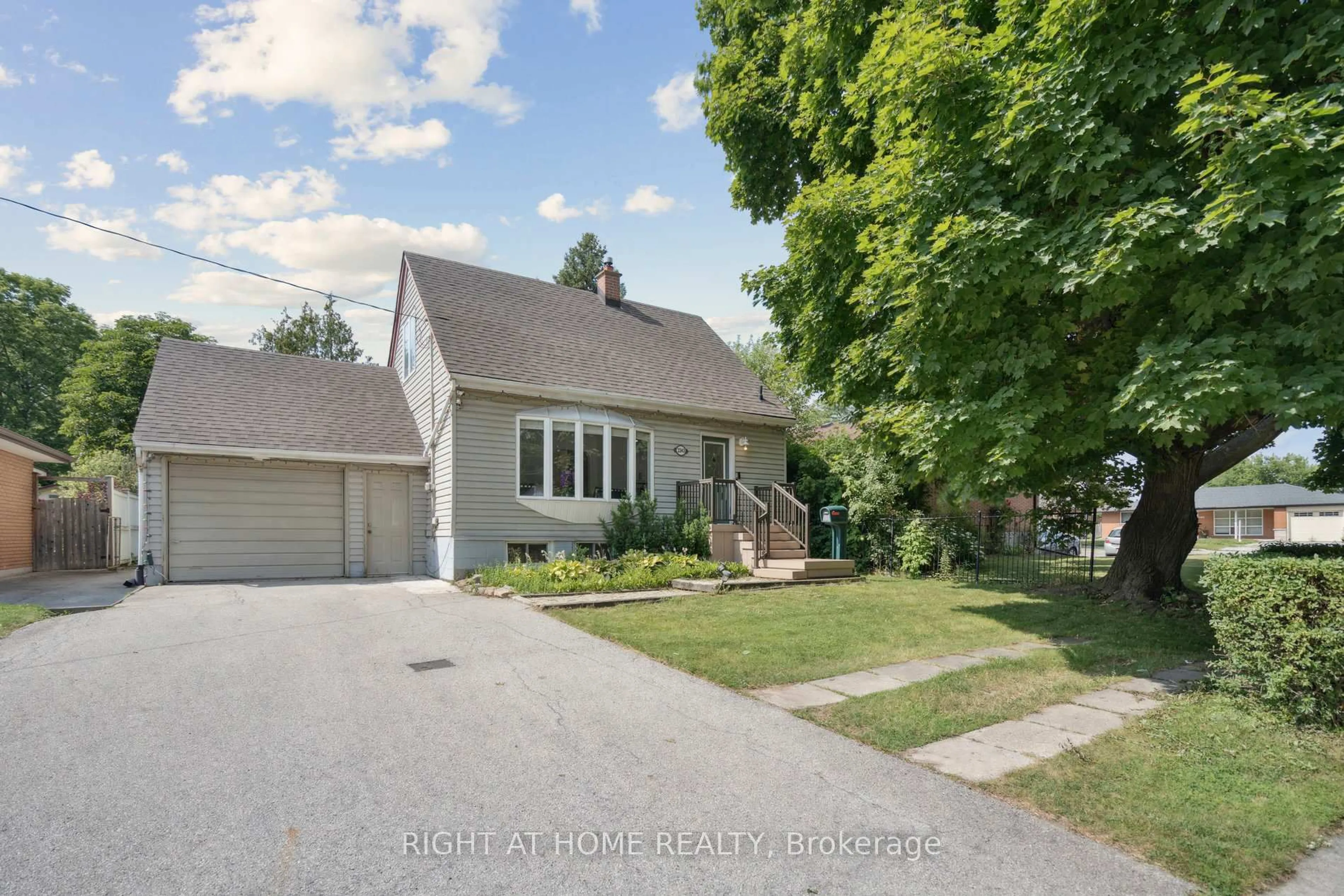 A pic from outside/outdoor area/front of a property/back of a property/a pic from drone, street for 2343 Mountainside Dr, Burlington Ontario L7P 1C1
