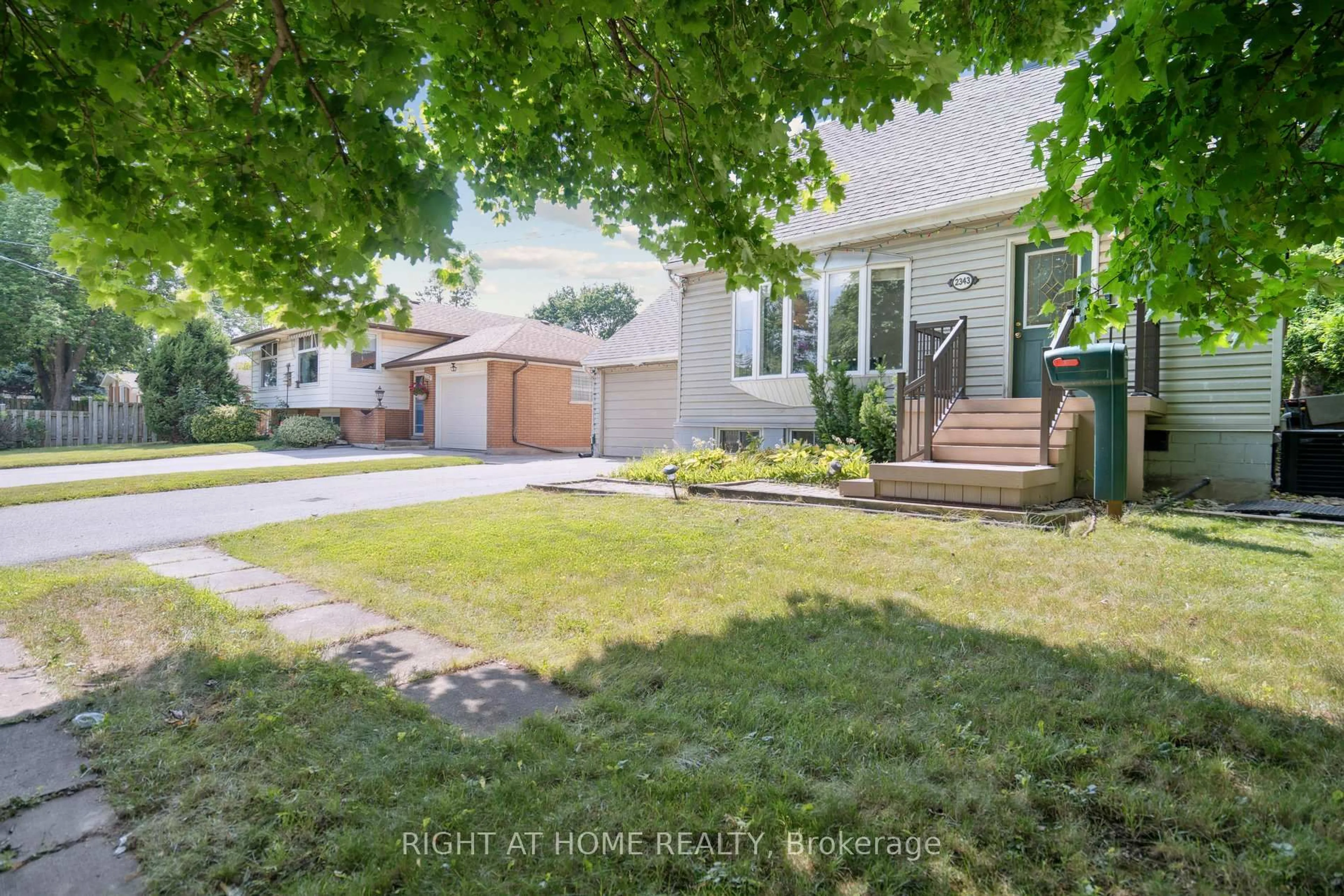 A pic from outside/outdoor area/front of a property/back of a property/a pic from drone, street for 2343 Mountainside Dr, Burlington Ontario L7P 1C1
