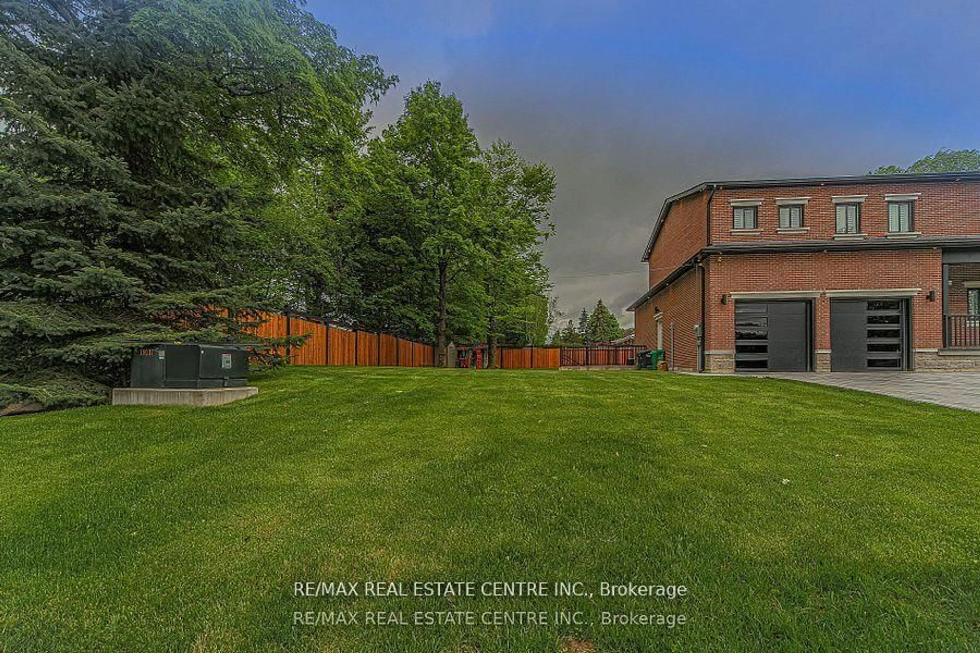 A pic from outside/outdoor area/front of a property/back of a property/a pic from drone, street for 1 Hawthorn Cres, Brampton Ontario L6S 1A9