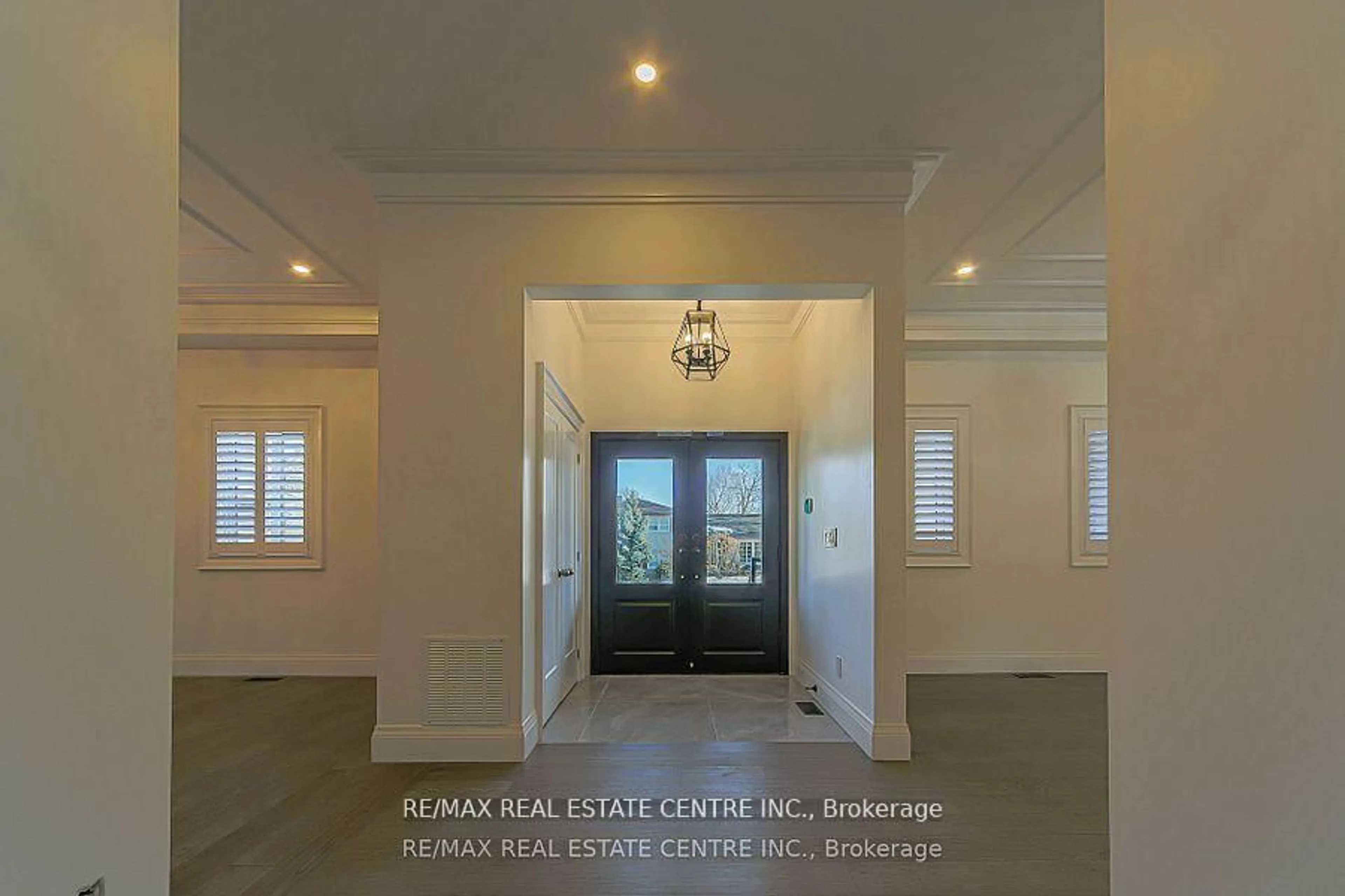 Indoor entryway for 1 Hawthorn Cres, Brampton Ontario L6S 1A9