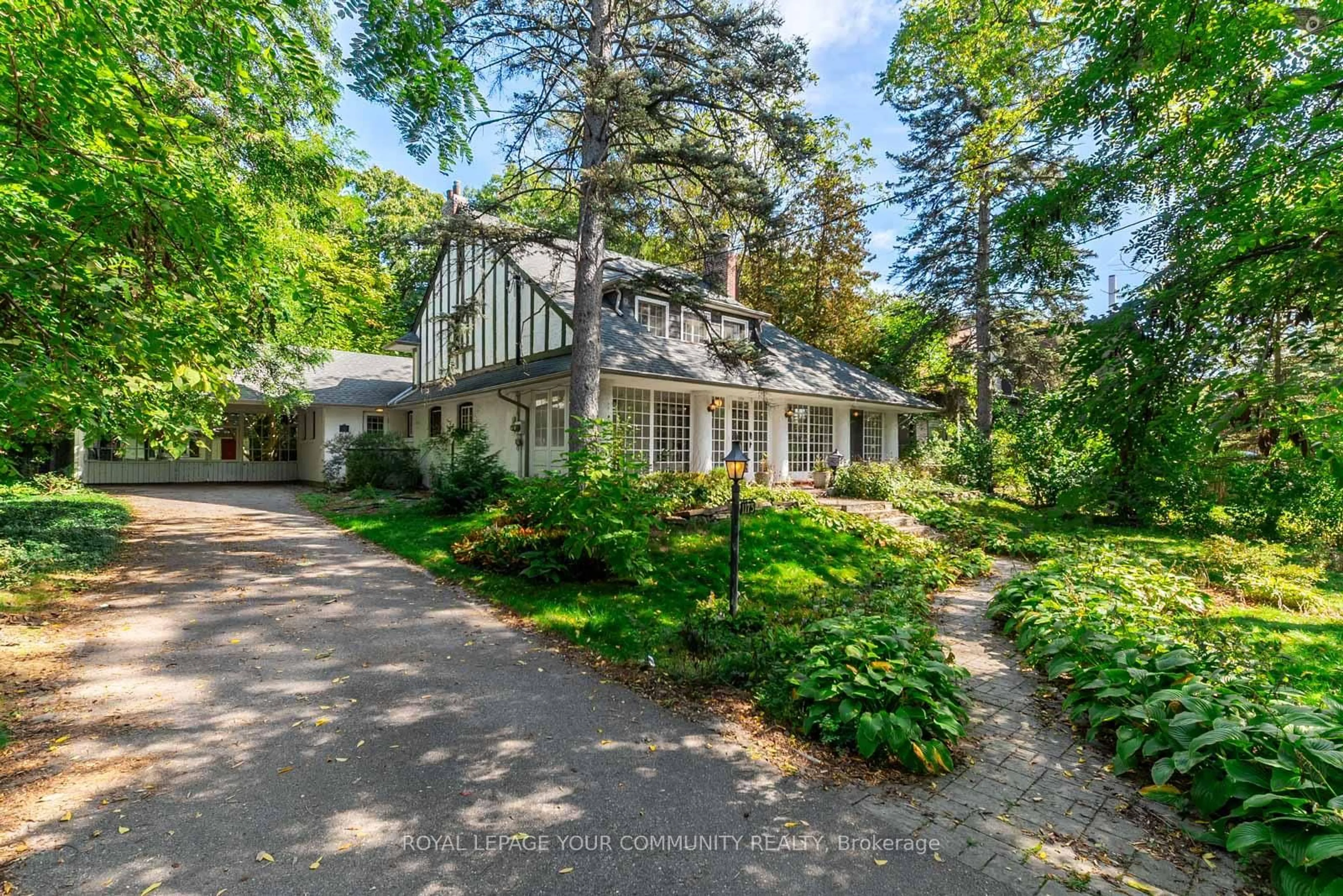 A pic from outside/outdoor area/front of a property/back of a property/a pic from drone, street for 1173 Queen Victoria Ave, Mississauga Ontario L5H 3H2