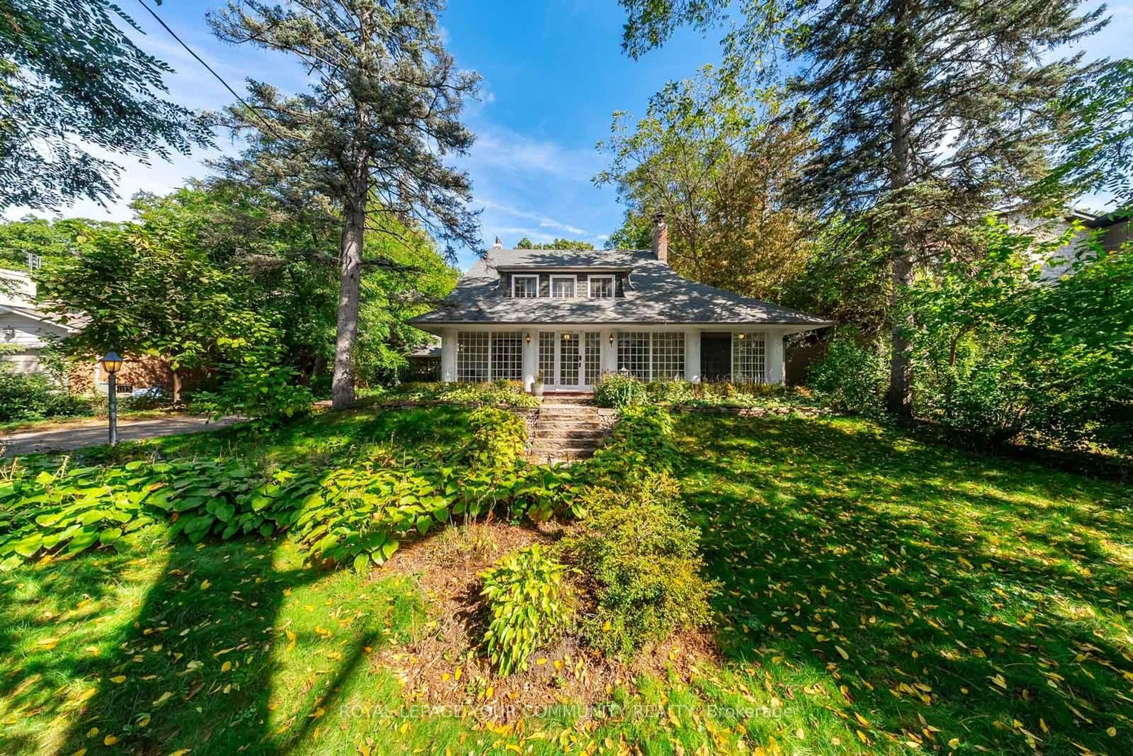 A pic from outside/outdoor area/front of a property/back of a property/a pic from drone, street for 1173 Queen Victoria Ave, Mississauga Ontario L5H 3H2