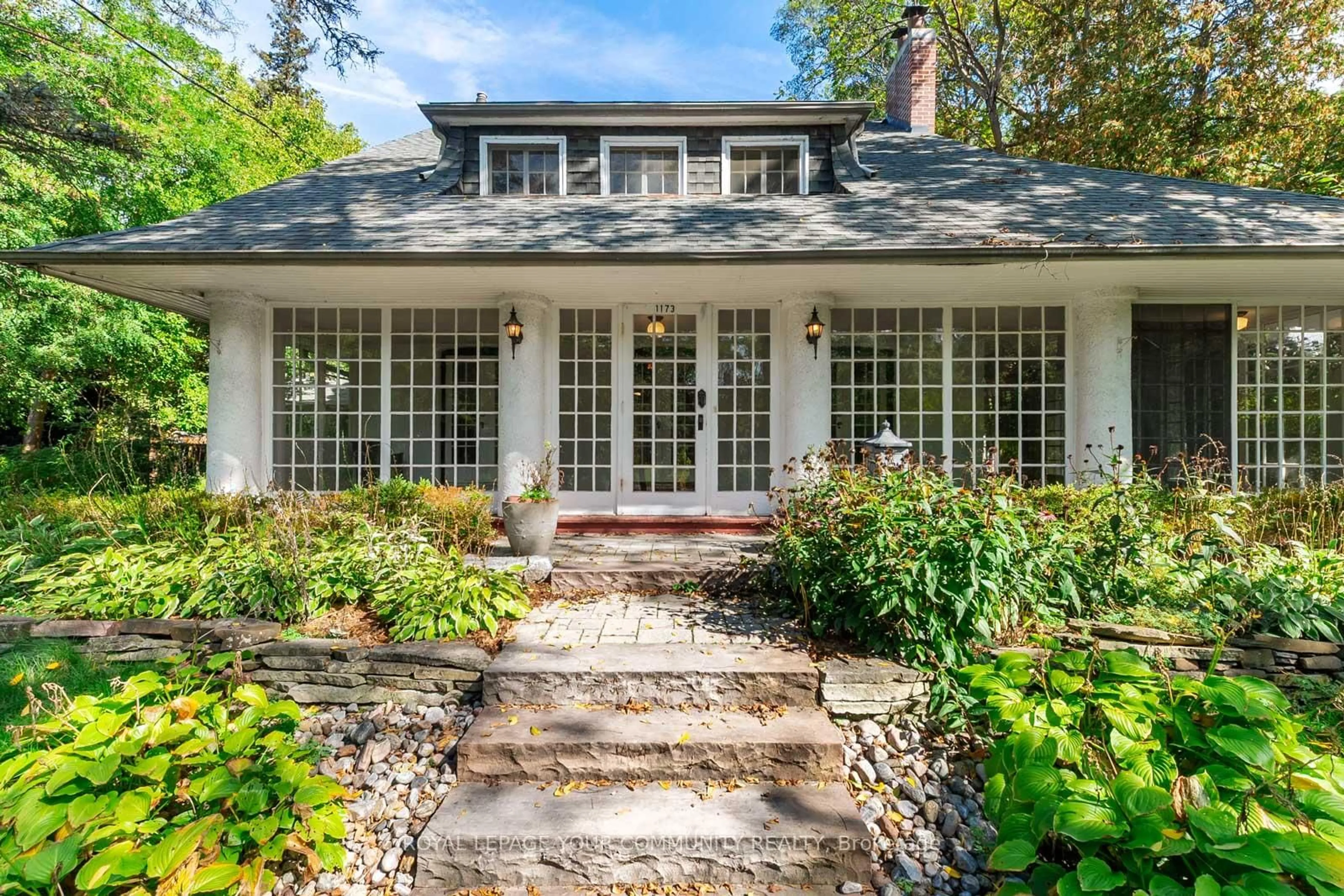 Home with brick exterior material, unknown for 1173 Queen Victoria Ave, Mississauga Ontario L5H 3H2