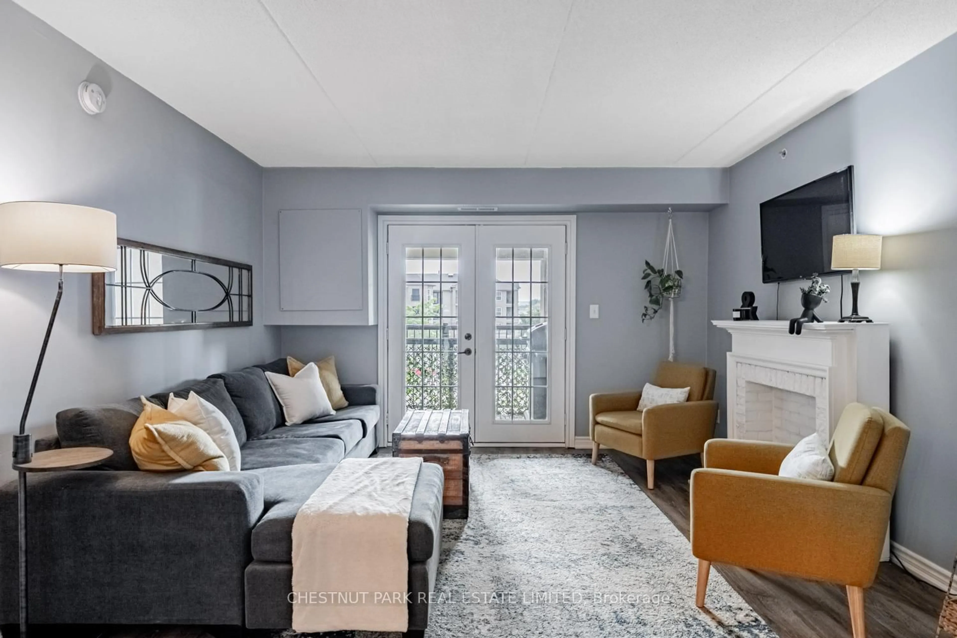 Living room with furniture, unknown for 2055 Appleby Line #306, Burlington Ontario L7L 7H1