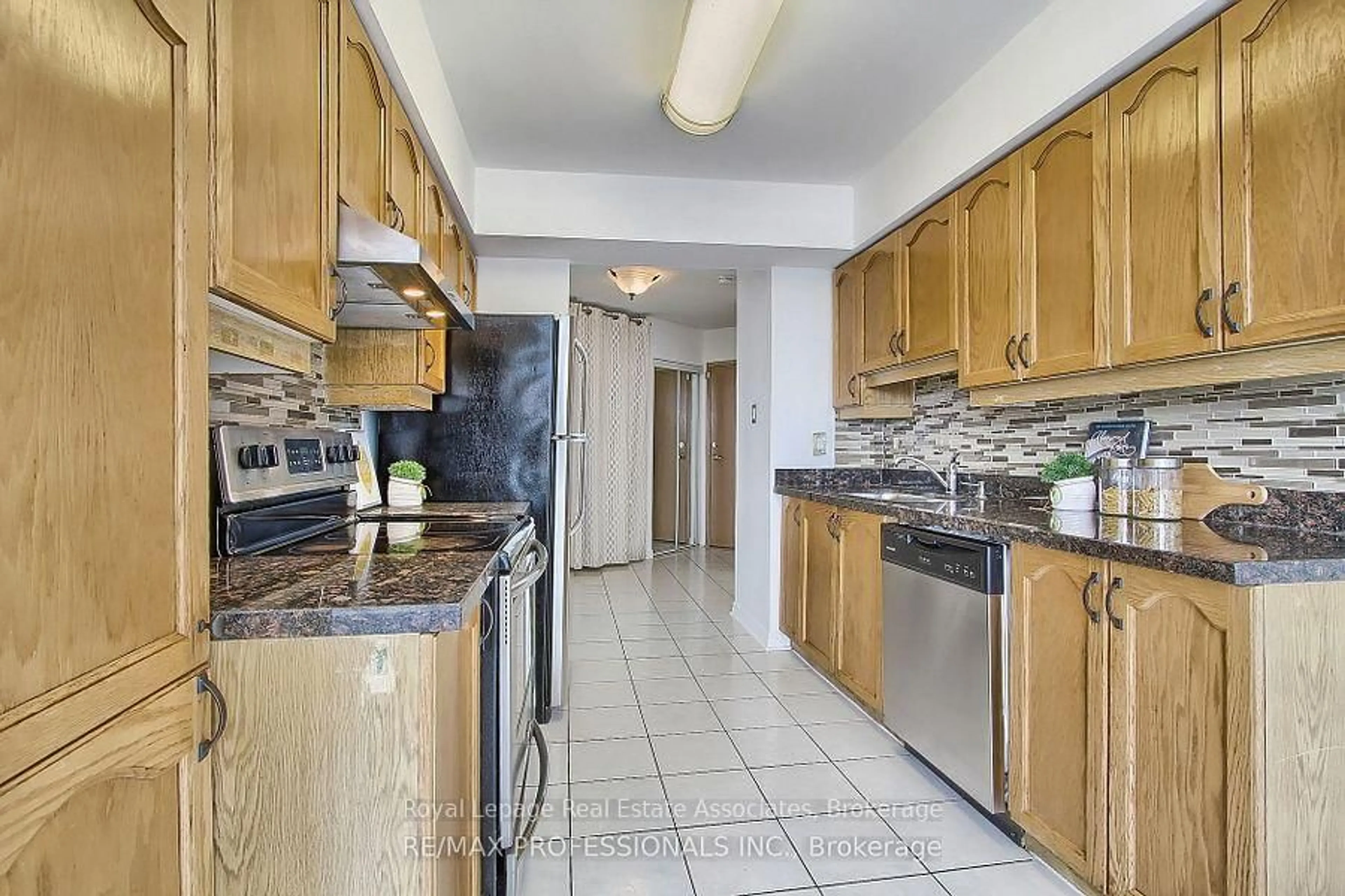 Standard kitchen, ceramic/tile floor for 55 Elm Dr #511, Mississauga Ontario L5B 3Z3