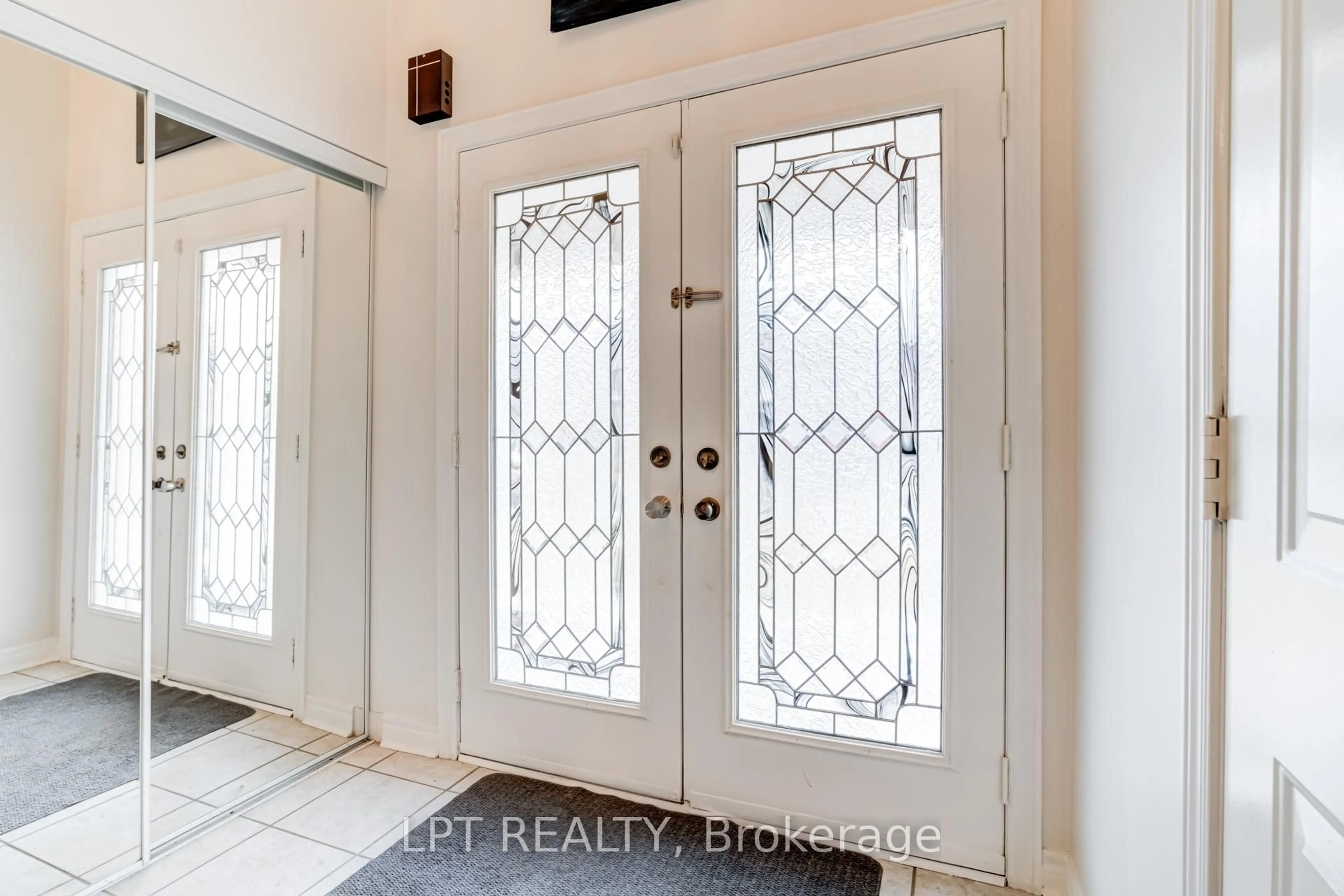 Indoor entryway for 19 Treeline Blvd, Brampton Ontario L6P 1C5