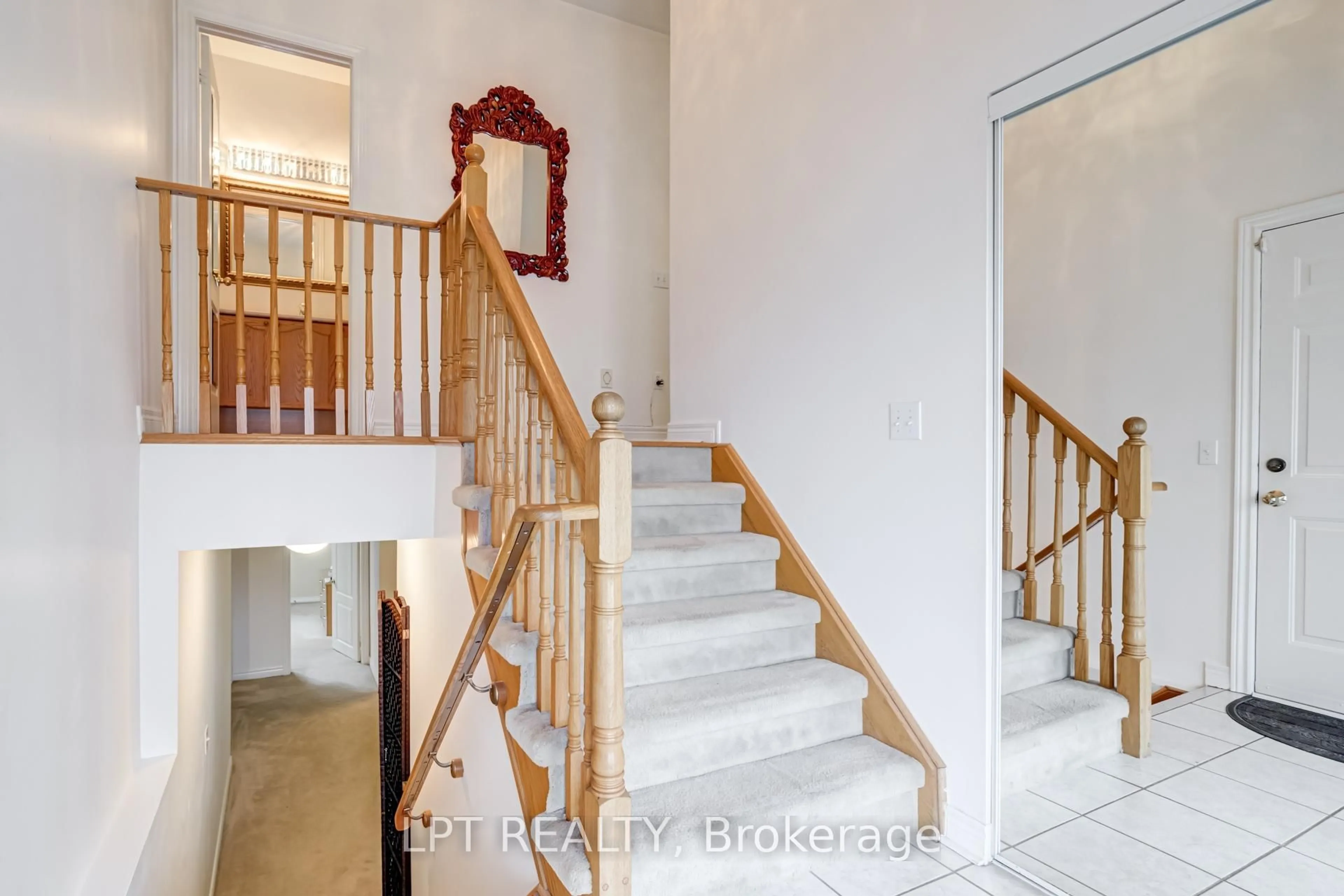 Indoor foyer for 19 Treeline Blvd, Brampton Ontario L6P 1C5