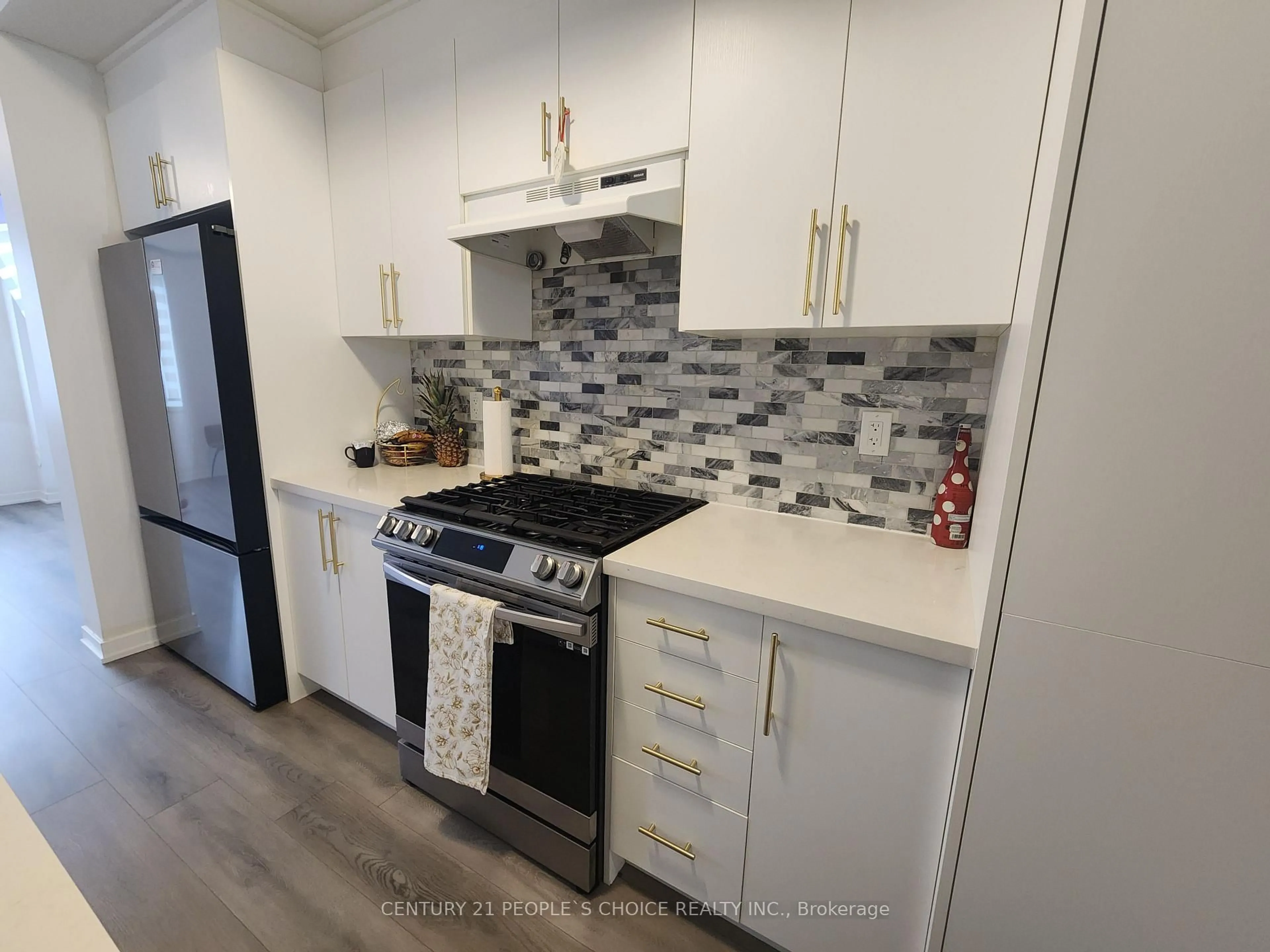 Standard kitchen, unknown for 44 Lambert Lane, Caledon Ontario L7E 4M4