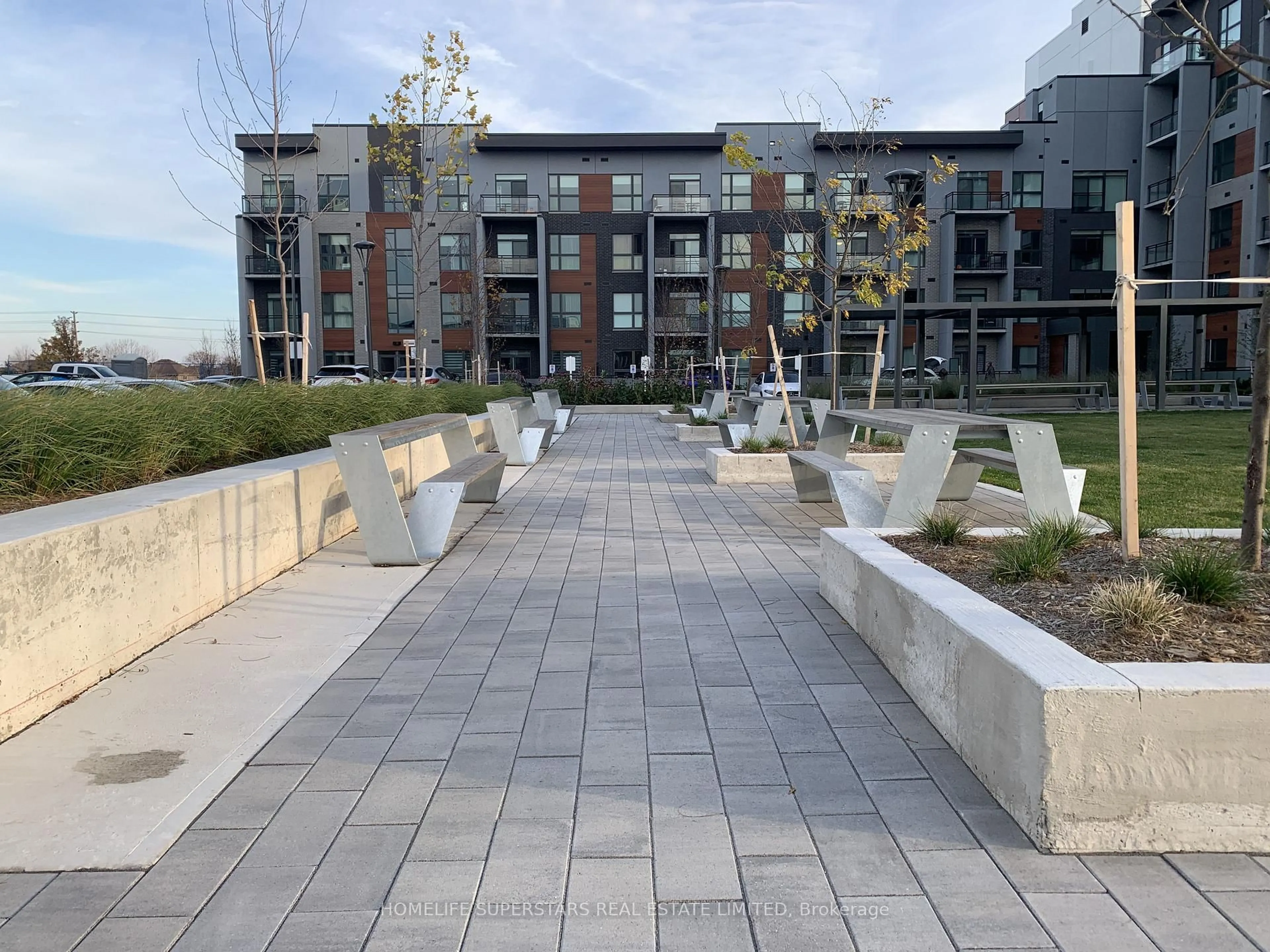 Patio, street for 95 Dundas St #204, Oakville Ontario L6M 5N4